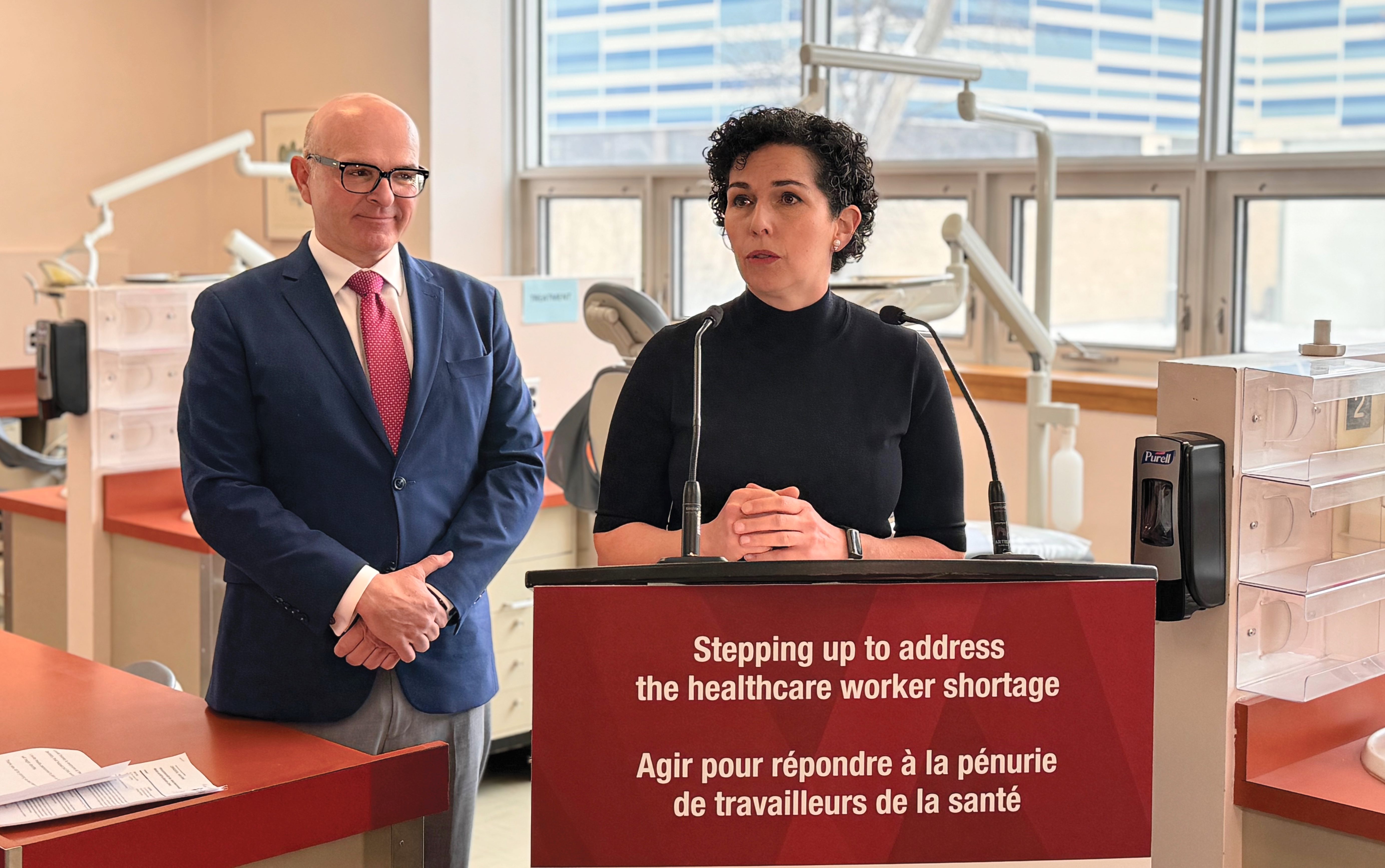 Randy Boissonnault, ministre de l’emploi et Anastasia Kelekis-Cholakis, doyenne du Collège de médecine dentaire du Dr Gerald Niznick.