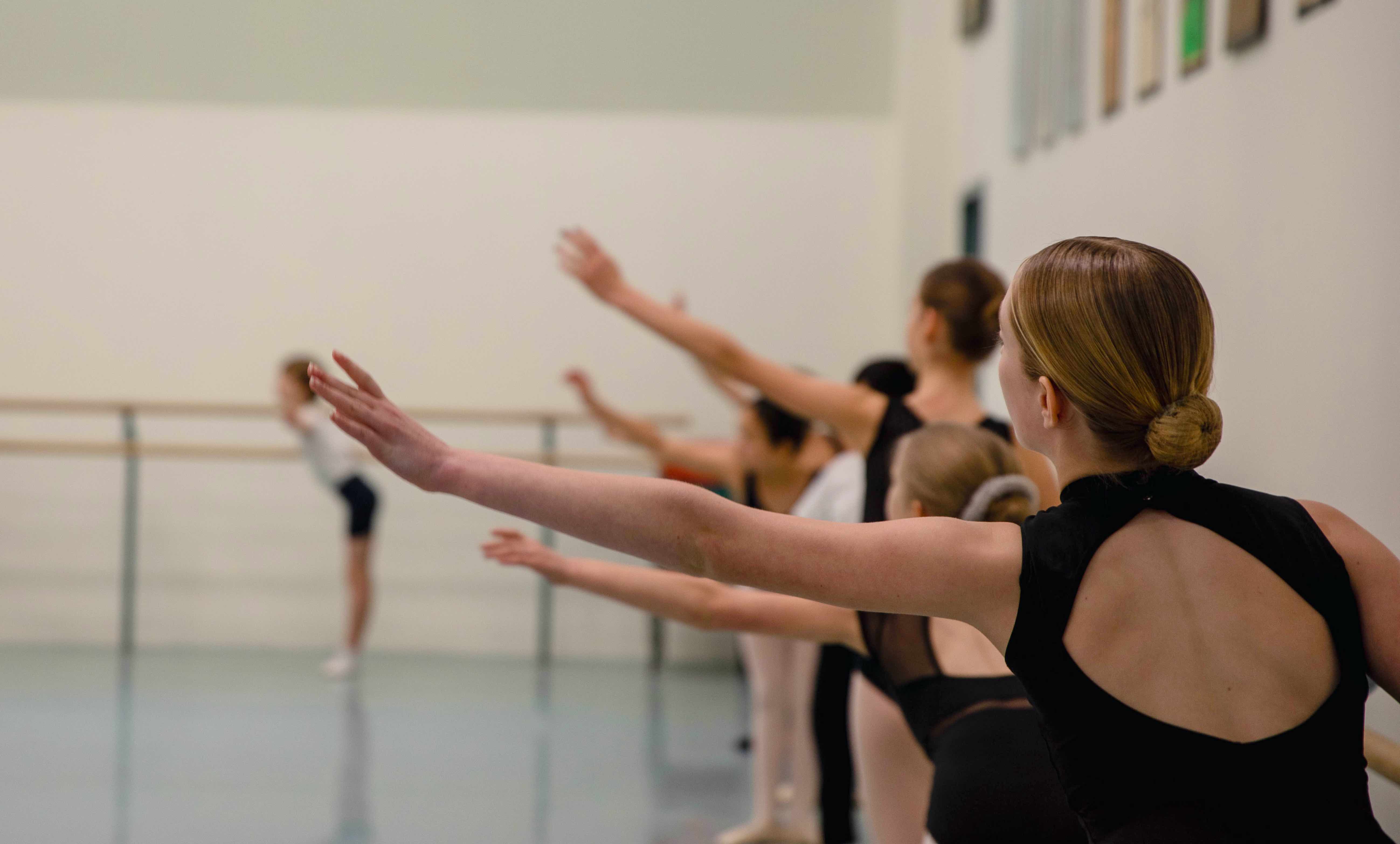 Devant les professionnels du Ballet Royal de Winnipeg, les jeunes danseurs devaient montrer leur potentiel.