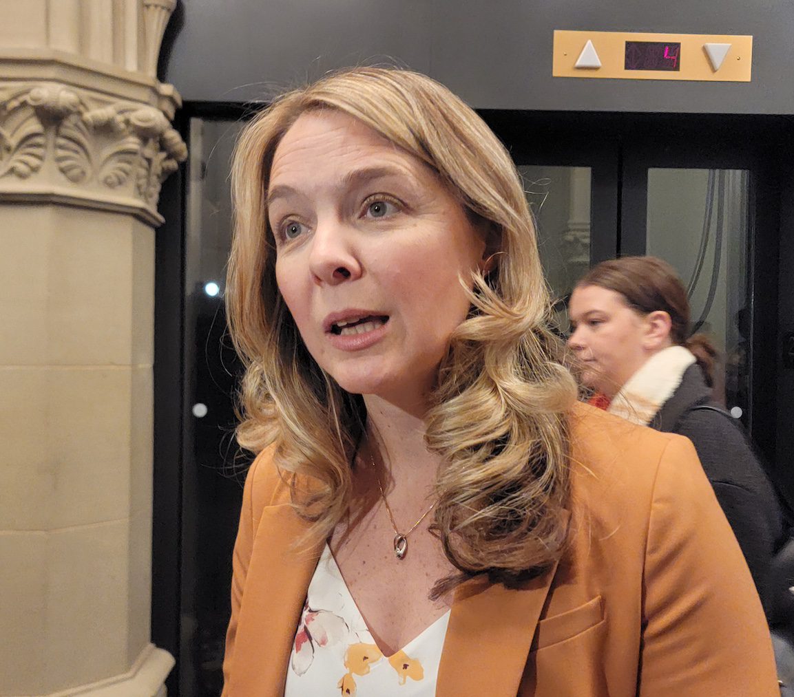 Jenna Sudds confirme que son gouvernement accepte la motion qui garantit le financement des garderies francophones en milieu minoritaire. Photo : Chantallya Louis – Francopresse