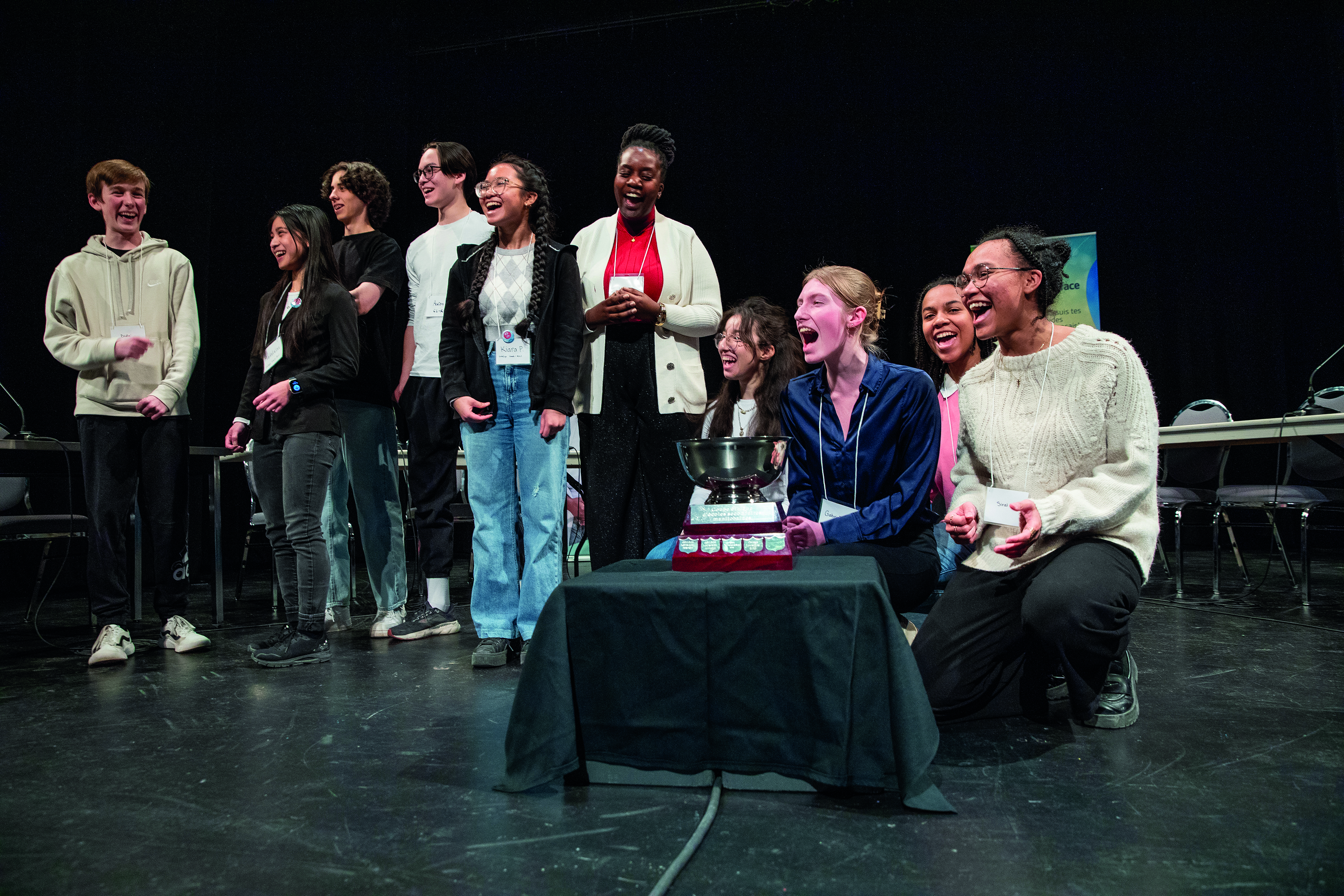 L’équipe gagnante de la coupe éthique, le Collège Louis-Riel. De gauche à droite : Didié Joyal, Madelaine Rivero, Ulrik Gagnon, Aron Dikkema, Kiara Pastora, Silvie Mukangwije, Hayam Akcha, Gabrielle Lachance, Kincaid Heller et Sirai Heller. (photo : Marta Guerrero)