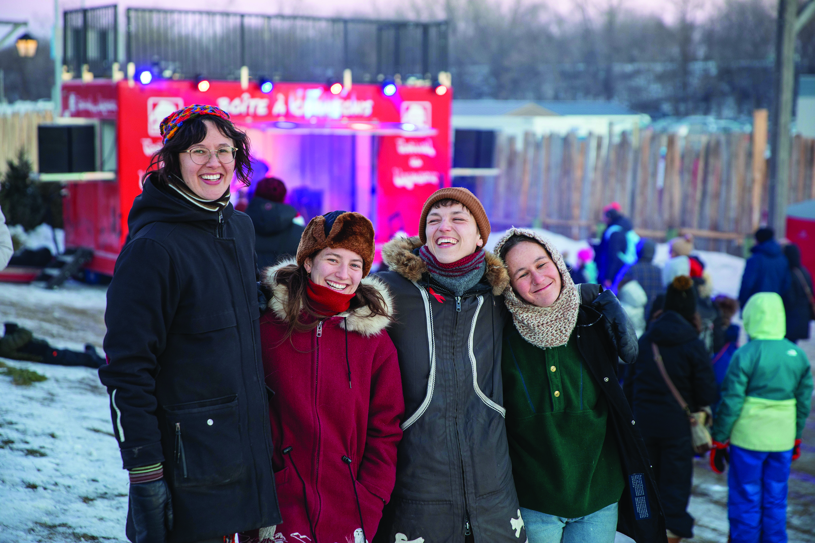 Sammi Cambell-Mymko, Meg Mills, Kat Berbecker et Asha Nelson sont heureuses de se retrouver au
Festival. (photo : Raphaël Boutroy)
