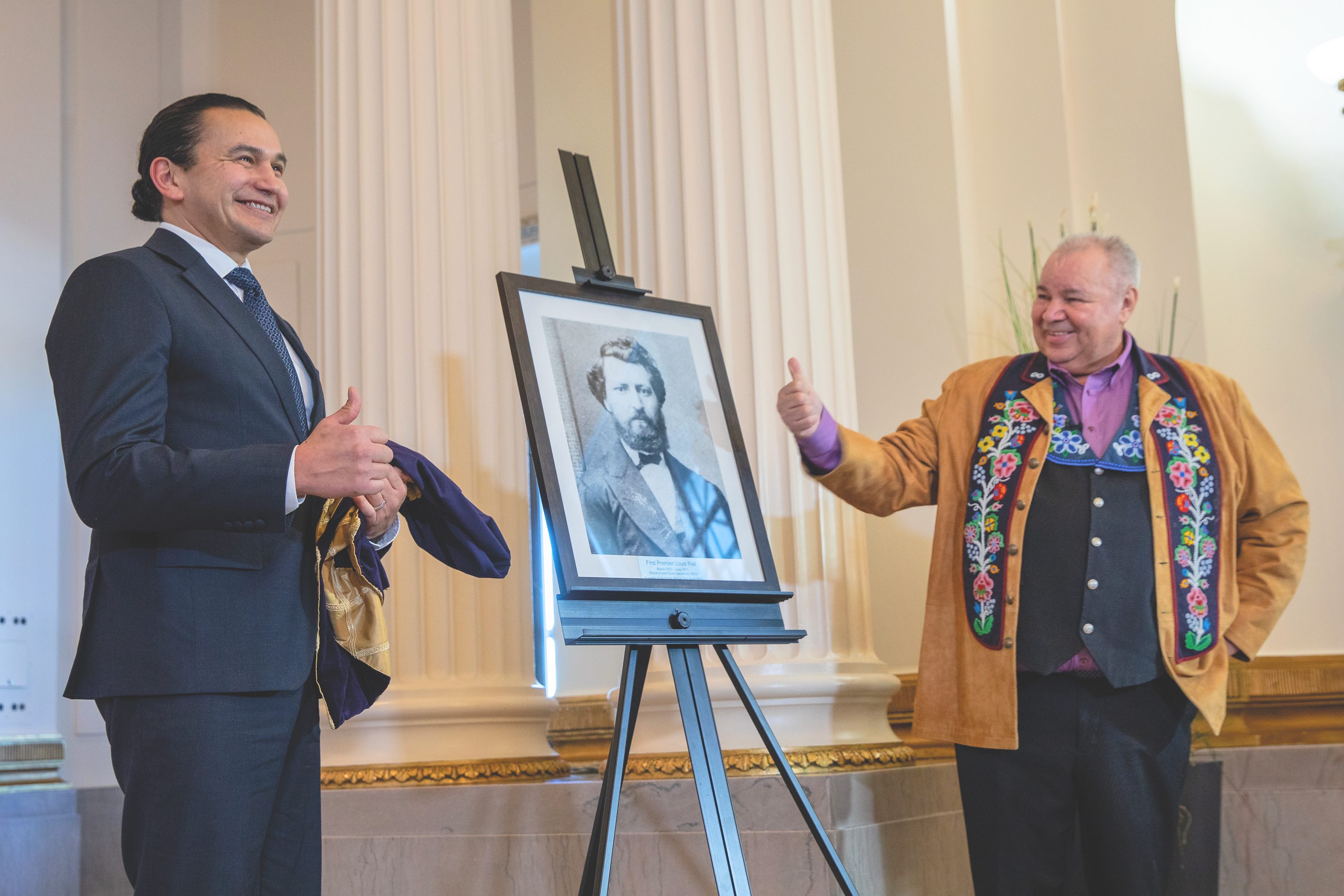 Wab Kinew, premier ministre du Manitoba et David Chartrand, président de la Fédération métisse du Manitoba, ont dévoilé ensemble le portrait et le titre de Louis Riel.