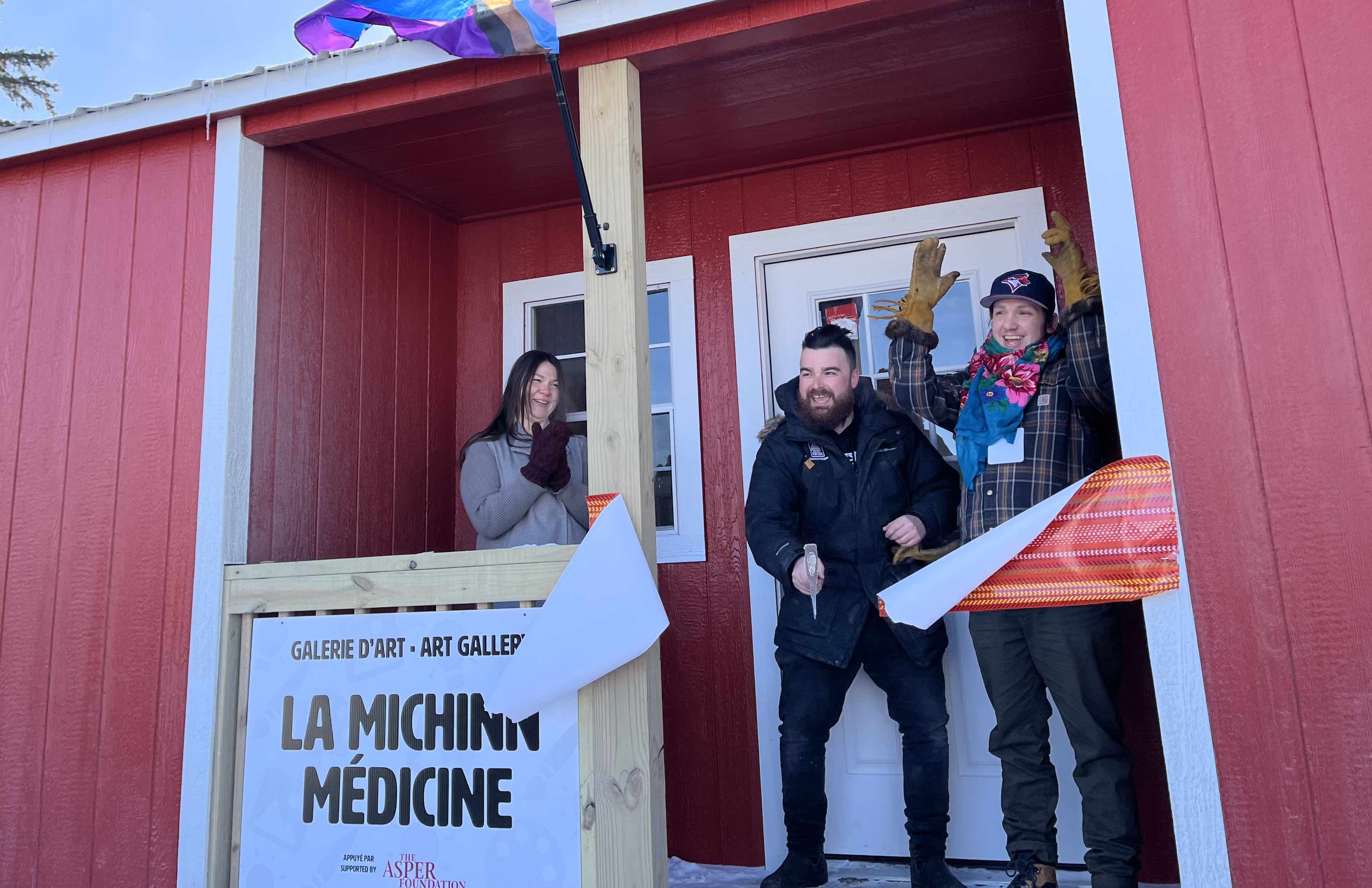 Breanne Lavallée-Heckert, Barney Morin et Marco Muller ont officiellement inauguré la nouvelle galerie d’art pop-up du parc du Voyageur, La Michinn – Médicine.