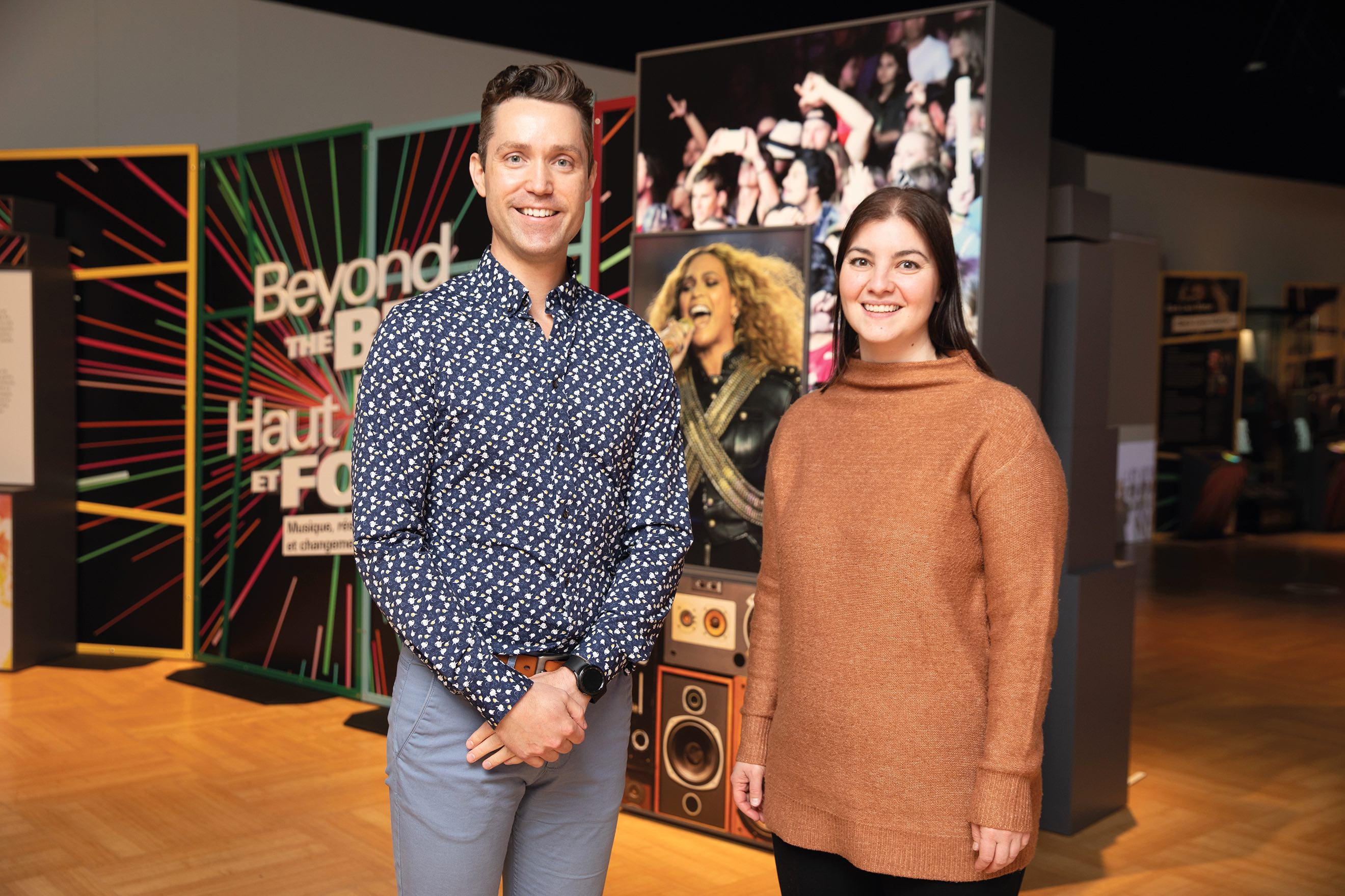 Darrel Nadeau, vice-président à l’expérience de visite au Musée canadien pour les droits de la personne, et Julia Peristerakis, commissaire principale de l’exposition Haut et fort : Musique, résistance et changement.