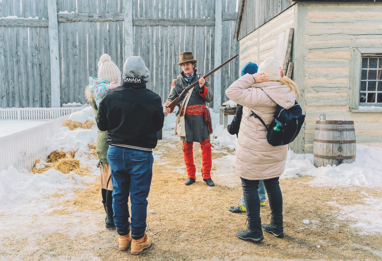 Quelque 50 interprètes historiques, toutes et tous en costumes d'époque, arpenteront le parc du Voyageur et le Fort Gibraltar pour faire revivre l'histoire aux festivaliers.