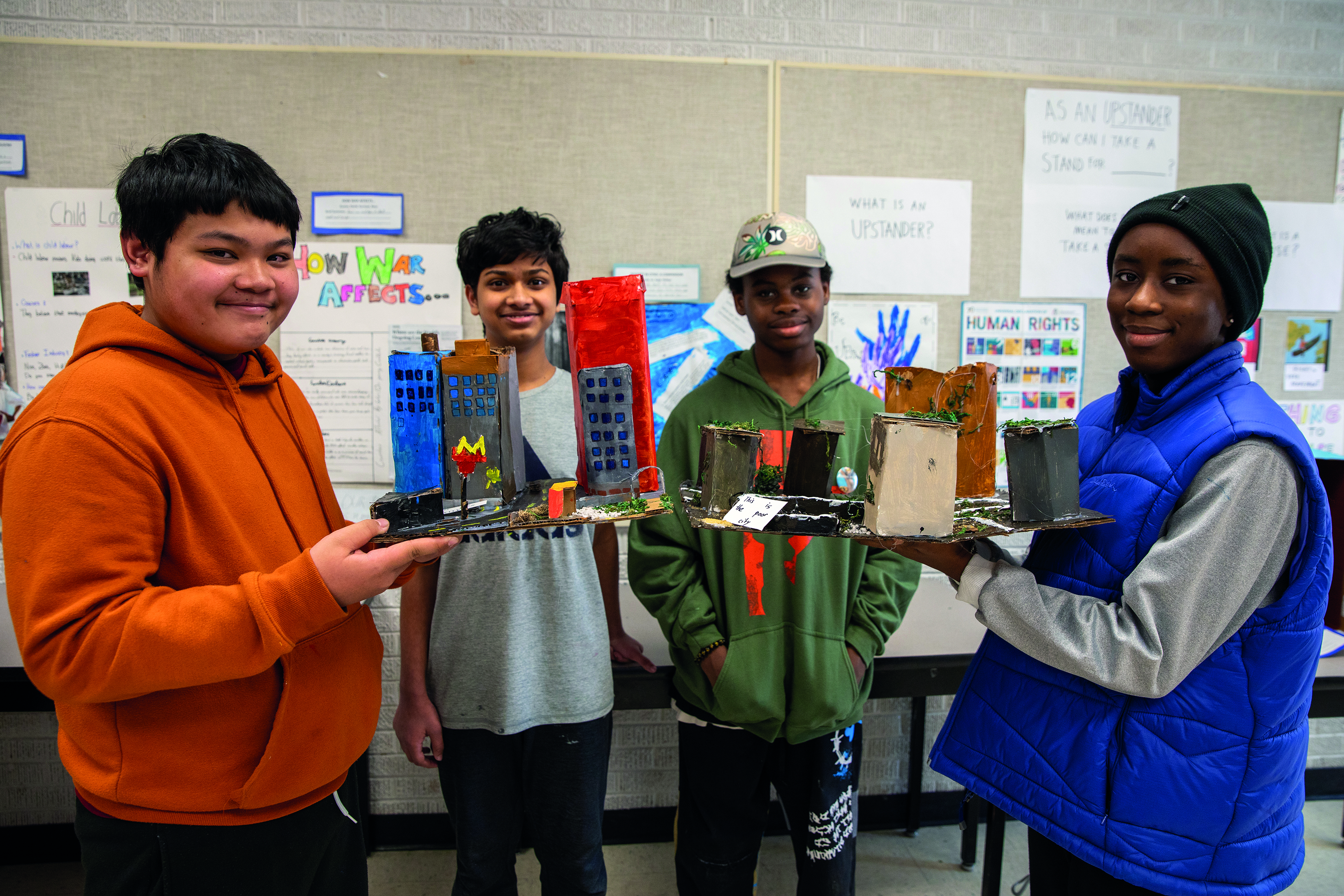 (de gauche à droite) Jacob, Sajid, Phillips et Ini, présentent fièrement leurs maquettes. (Photo : Marta Guerrero)