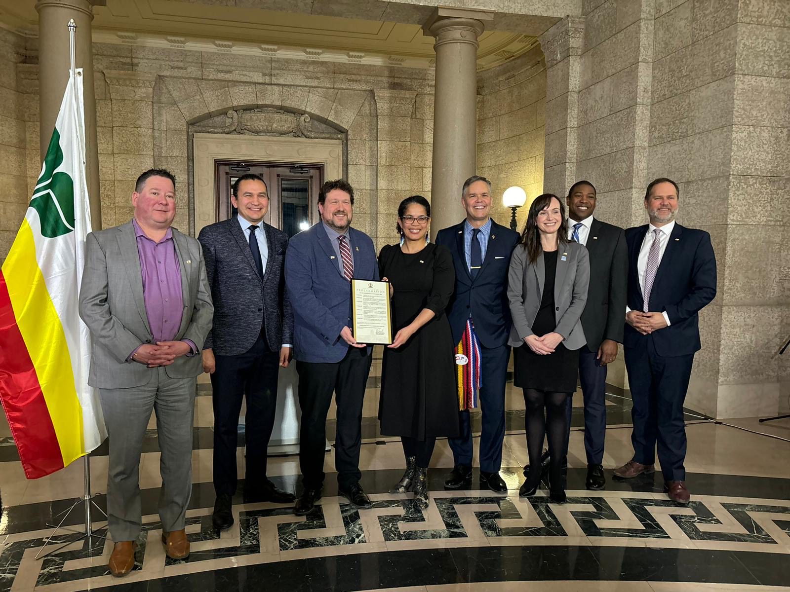 (De gauche à droite) Ivan Normandeau, le Premier Ministre Wab Kinew, le ministre Glen Simard, Angela Cassie, le député Robert Loiselle, la ministre René Cable, le ministre Jamie Moses et le ministre Matt Wiebe. (Photo : Fanny Demeusy)