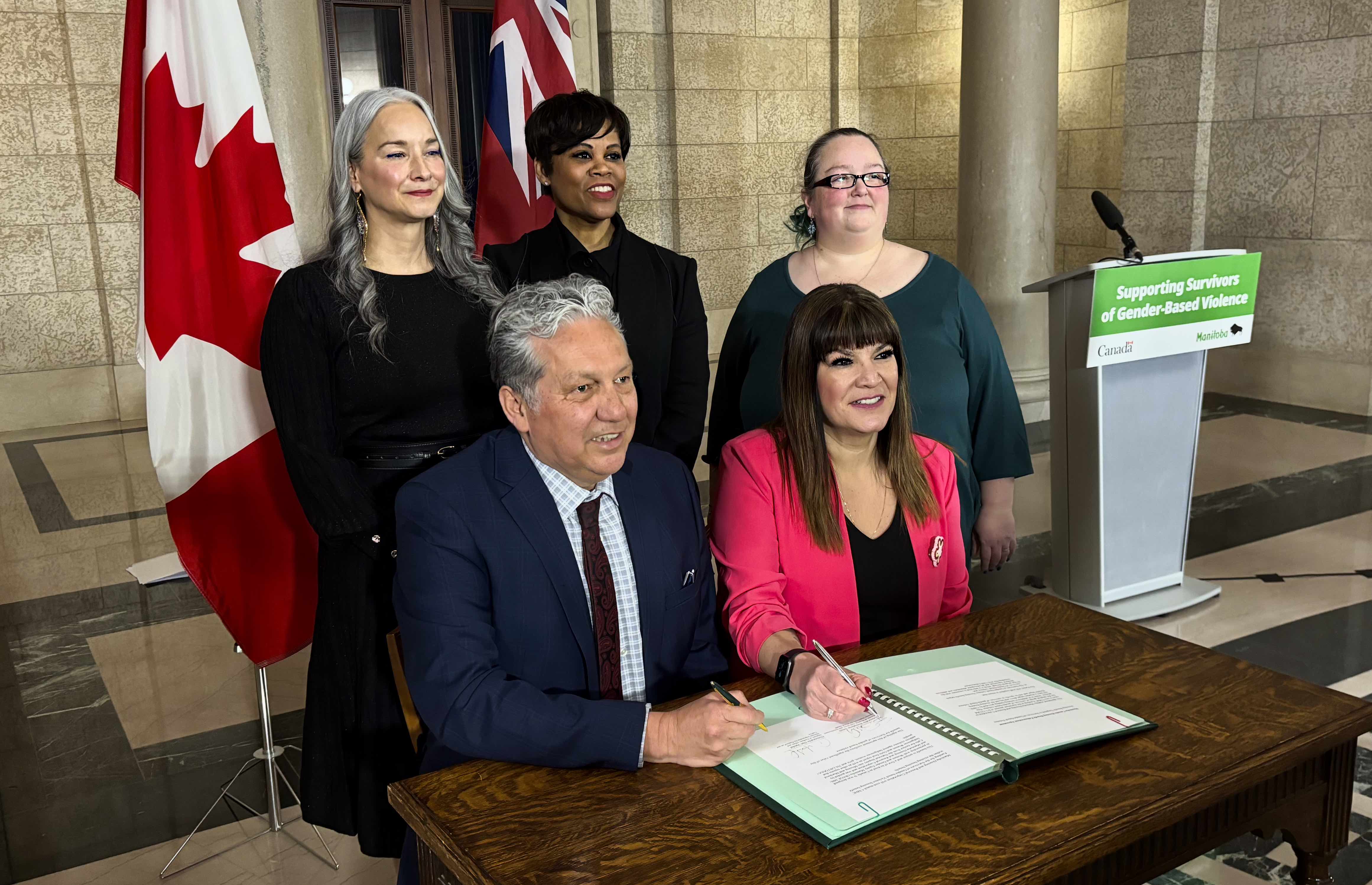 Dan Vandal, ministre des Affaires du Nord, ministre responsable de PrairiesCan et CanNor et Bernadette Smith, la ministre du Logement, de la Lutte contre les dépendances et de la Lutte contre l’itinérance ont signé cet accord. Ils étaient accompagnés de Nahanni Fontaine, ministre de la Famille, ministre responsable de l’accessibilité, ministre responsable de l’équité entre les sexes, Marci Ien, ministre des Femmes et de l’Égalité des genres et de la Jeunesse du Canada et Lorie English, directrice générale du West Central Women’s Resource Centre.