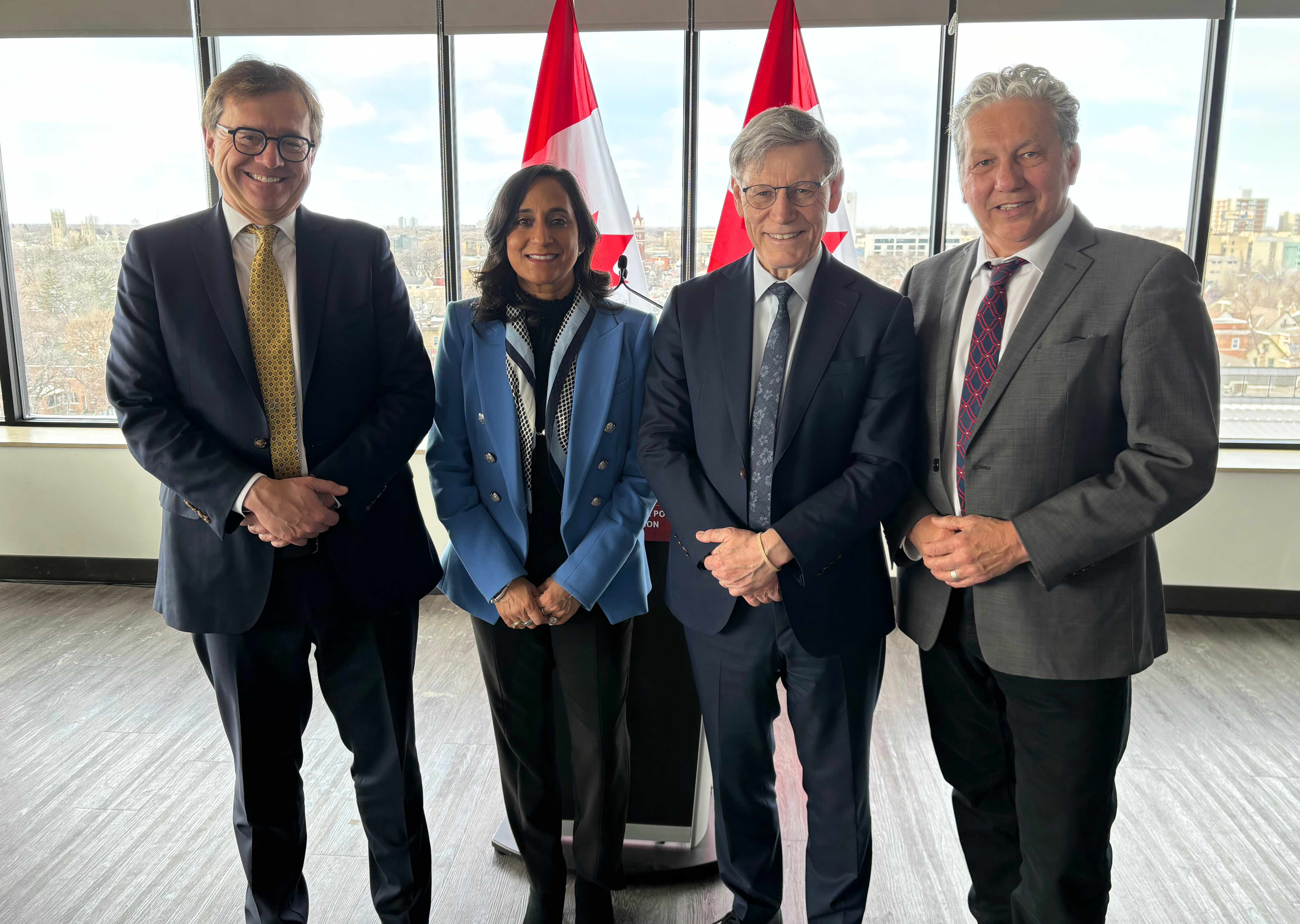 Jonathan Wilkinson, ministre de l’Énergie et des Ressources naturelles, Anita Anand, présidente du Conseil du Trésor, Terry Duguid, député Winnipeg-Sud et Dan Vandal, ministre des Affaires du Nord, ministre de Développement économique pour les Prairies et ministre responsable de l’Agence canadienne de développement économique du Nord.