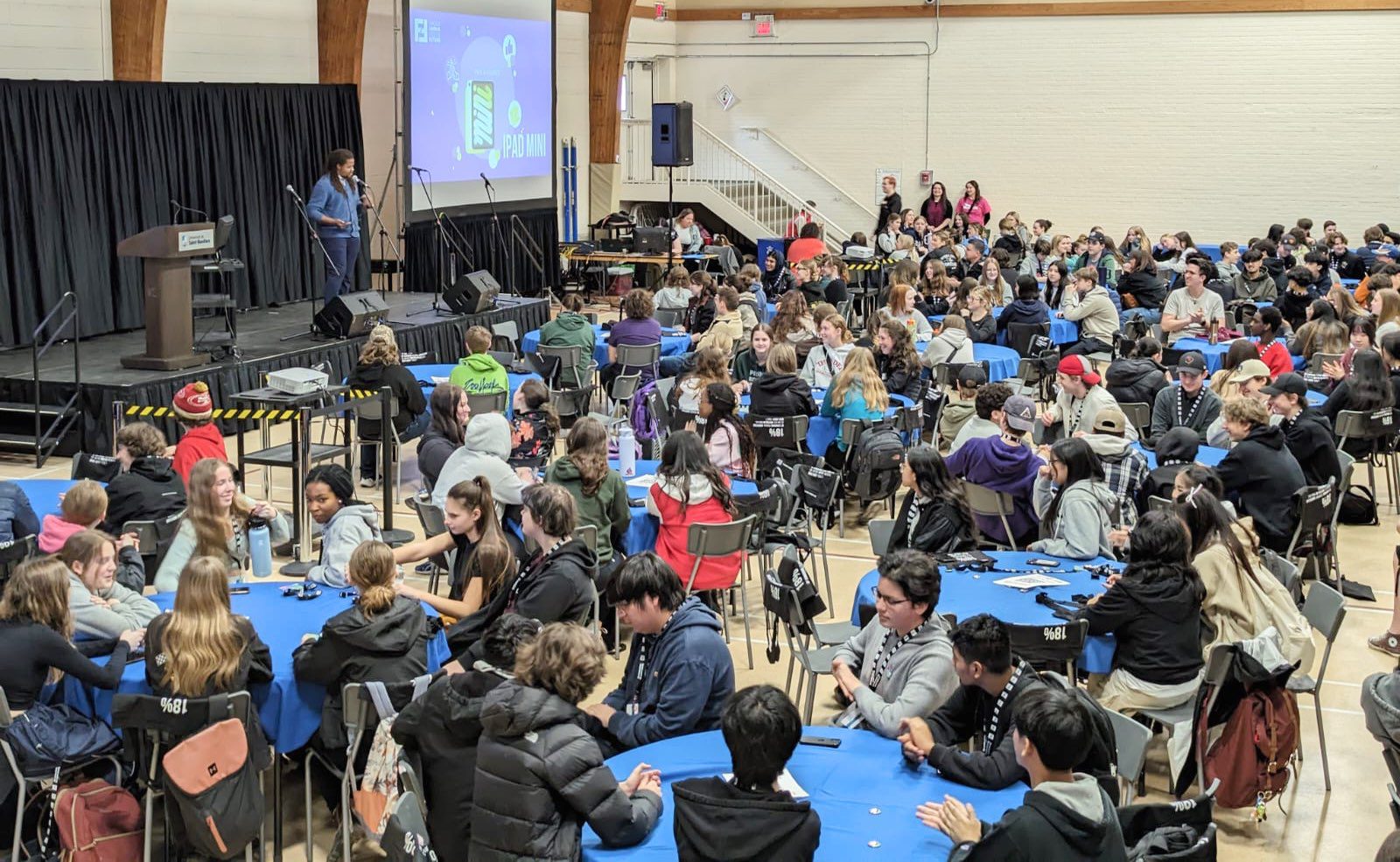 Des dizaines d'élèves de plusieurs écoles manitobaines étaient présents pour ce forum. La cérémonie d'ouverture a été assurée par l'artiste et ancien étudiant de l'USB Lacina Dembélé.