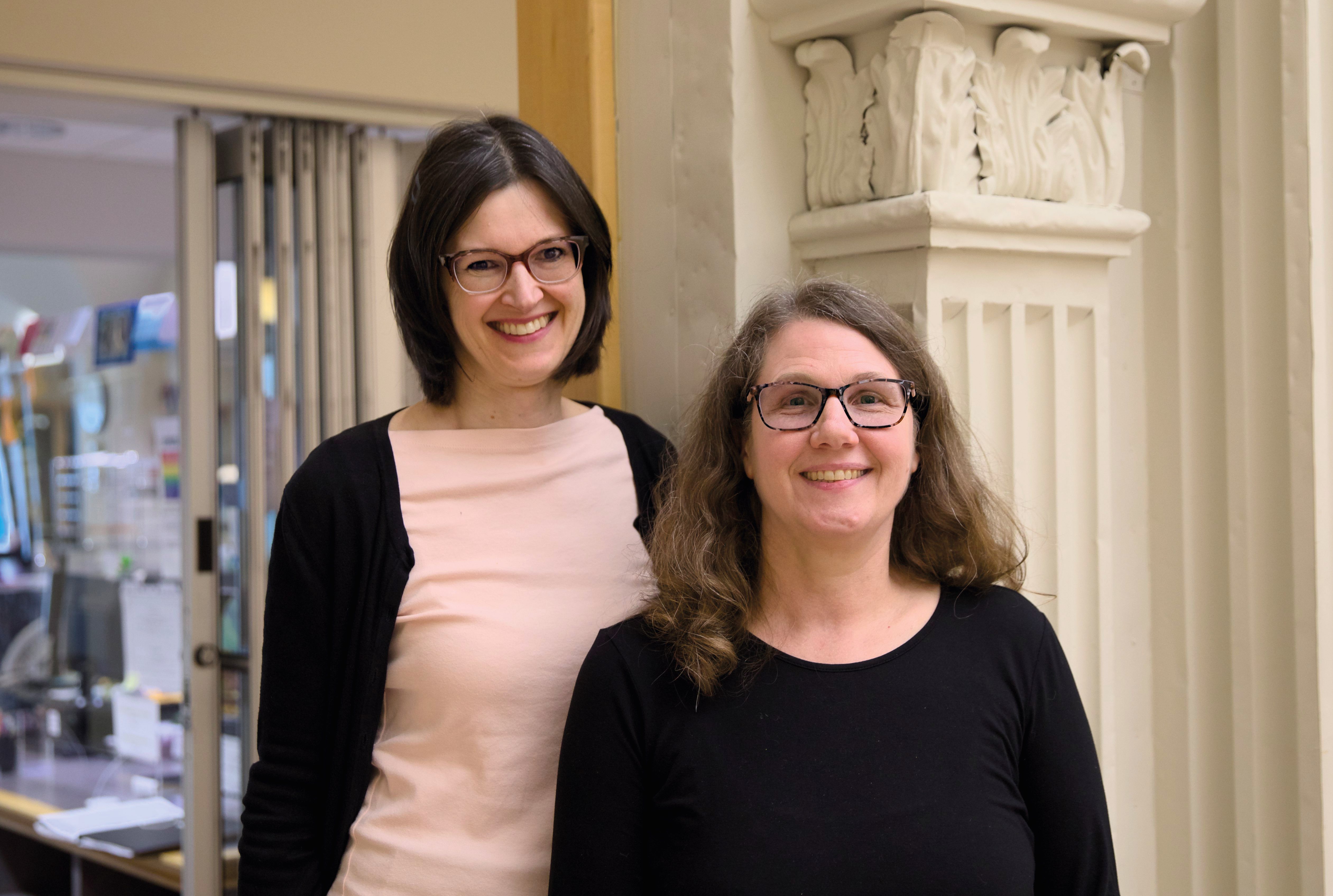 À gauche, Eva Janssen, la nouvelle archiviste en chef de la Société historique de Saint-Boniface. Elle a été aidée depuis son arrivée par Julie Reid qui occupait le poste depuis 15 ans.