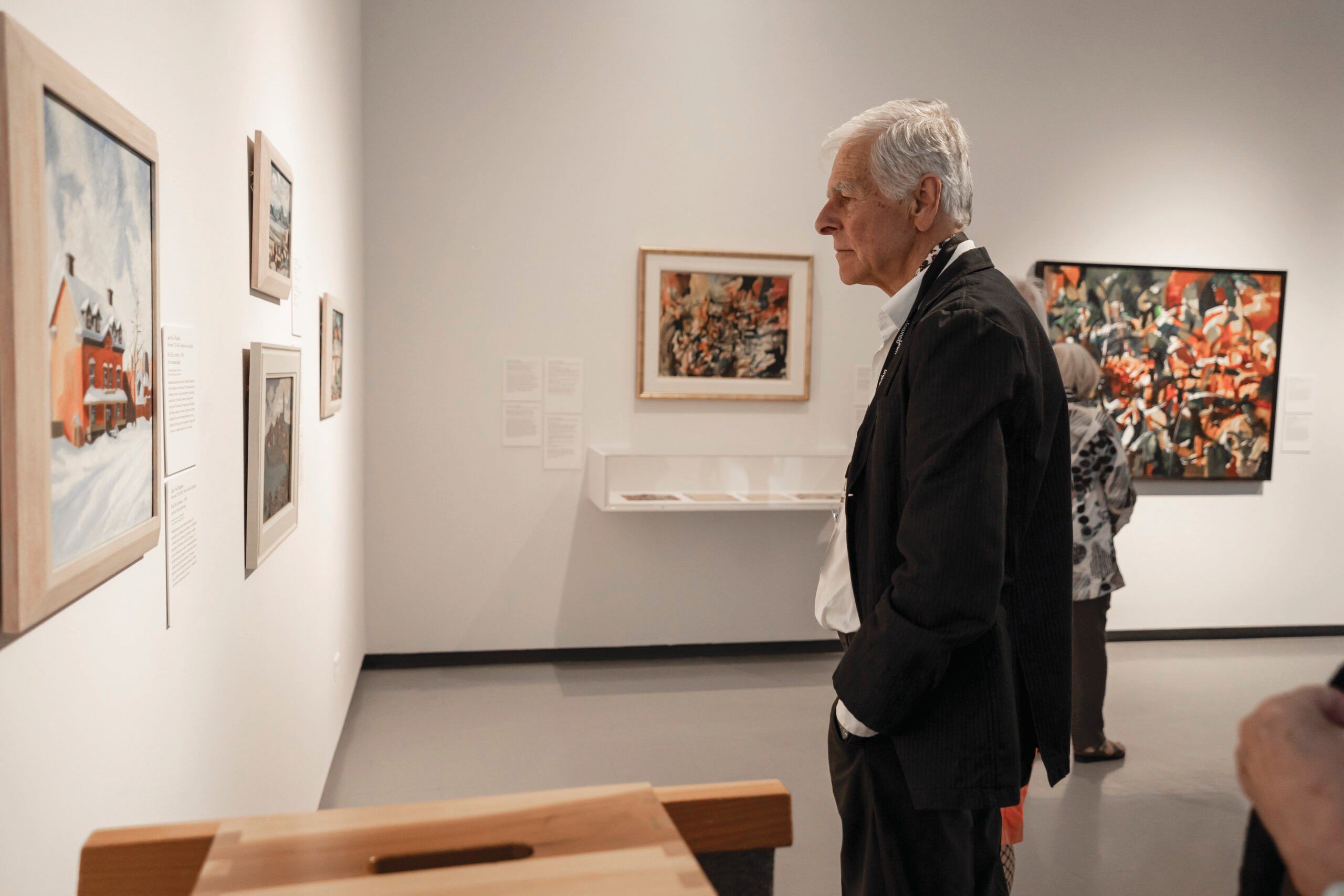 Quelques visiteurs devant des oeuvres de Jean Paul Riopelle au Musée des Beaux-arts de Winnipeg.