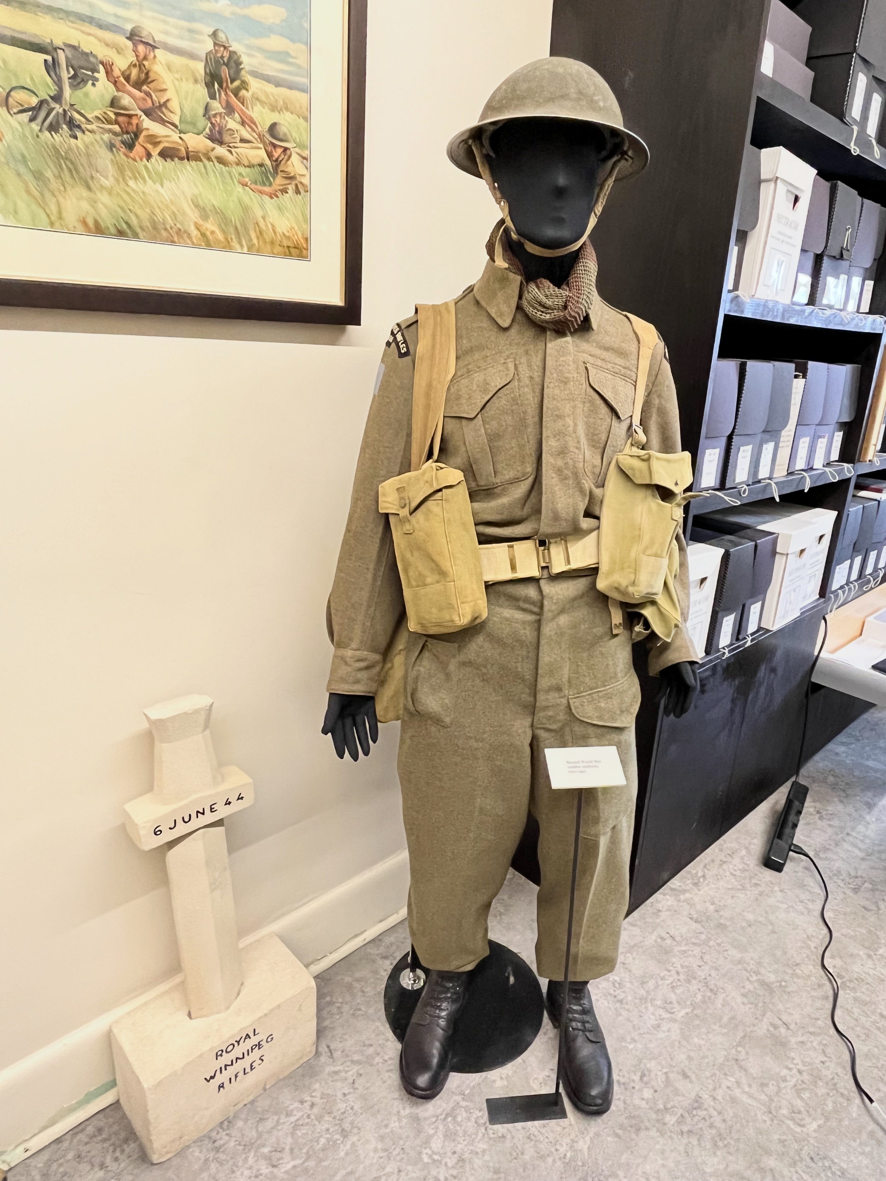 L’uniforme que portaient
les Royal Winnipeg Rifles
pendant la Seconde
Guerre mondiale. Aux
pieds du mannequin, une
réplique du monument
érigé en Normandie, à
Courseulles-sur-Mer.