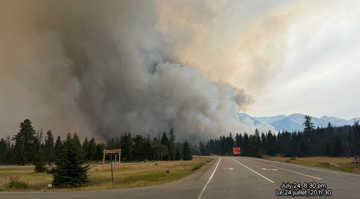 Des feux de forêt ont détruit une partie de la Ville de Jasper. Les pertes liés à ce feu ont atteint 880 millions $, soit le deuxième feu le plus coûteux de l'histoire après Fort McMurray en 2016. (photo : compte X - Parc national Jasper, Parcs Canada)