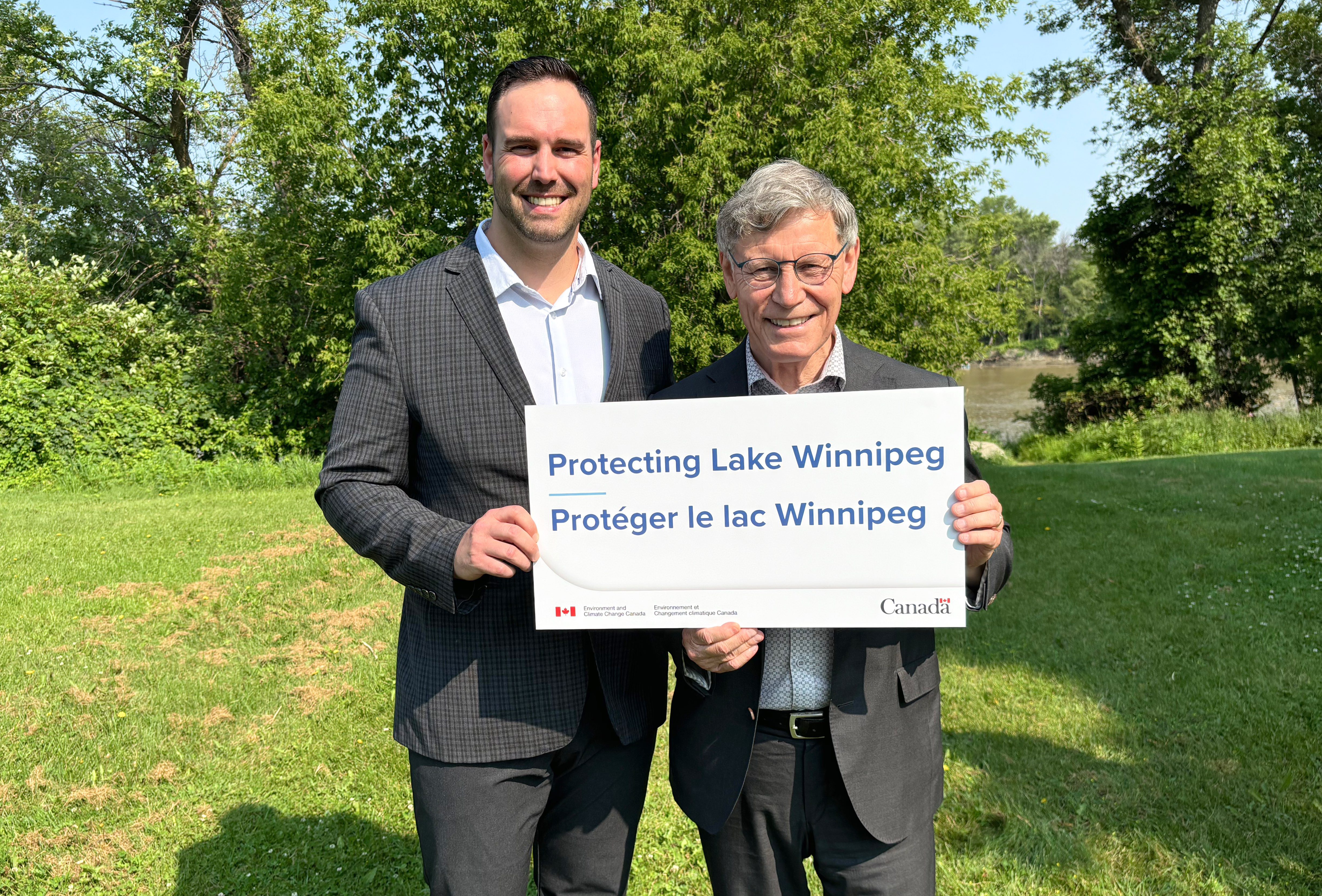 Ben Carr, député fédéral de Winnipeg-Centre-Sud et Terry Duguid, secrétaire parlementaire du premier ministre et conseiller spécial de l’eau