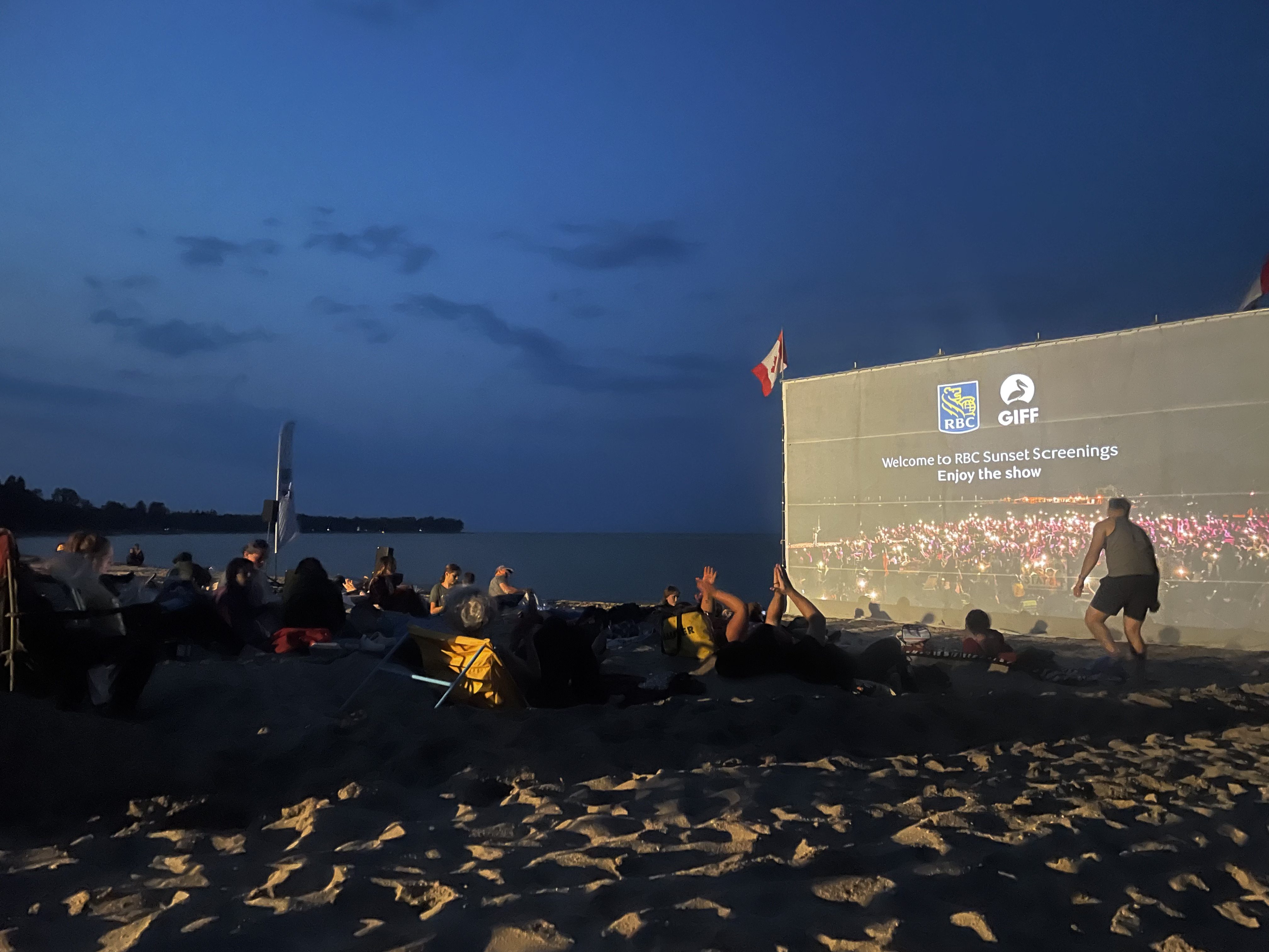 Du monde est venu à Gimli pour les projections nocturnes sur la plage.