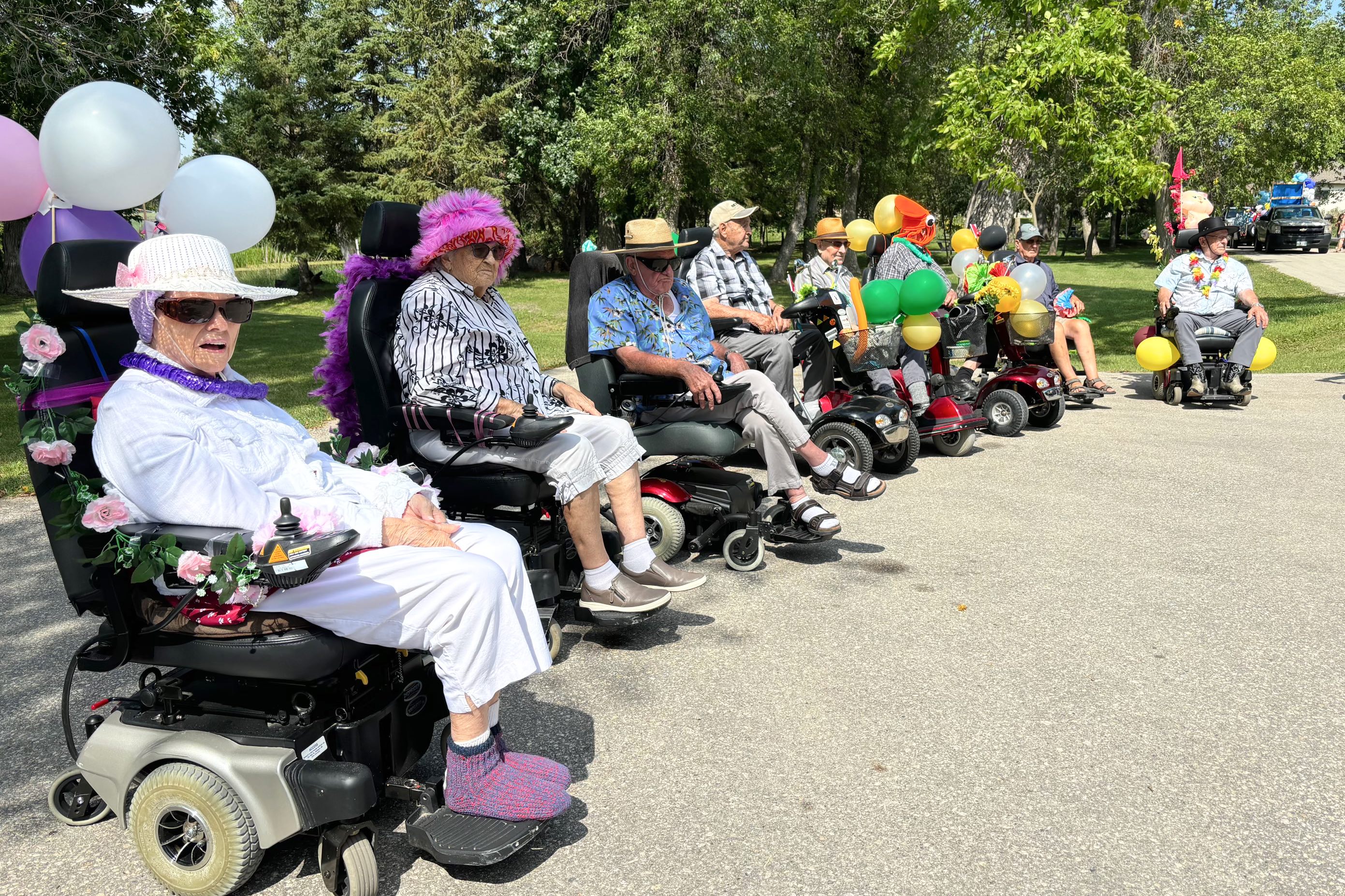 Des résidents avaient des scooters très colorés pour la Parade.