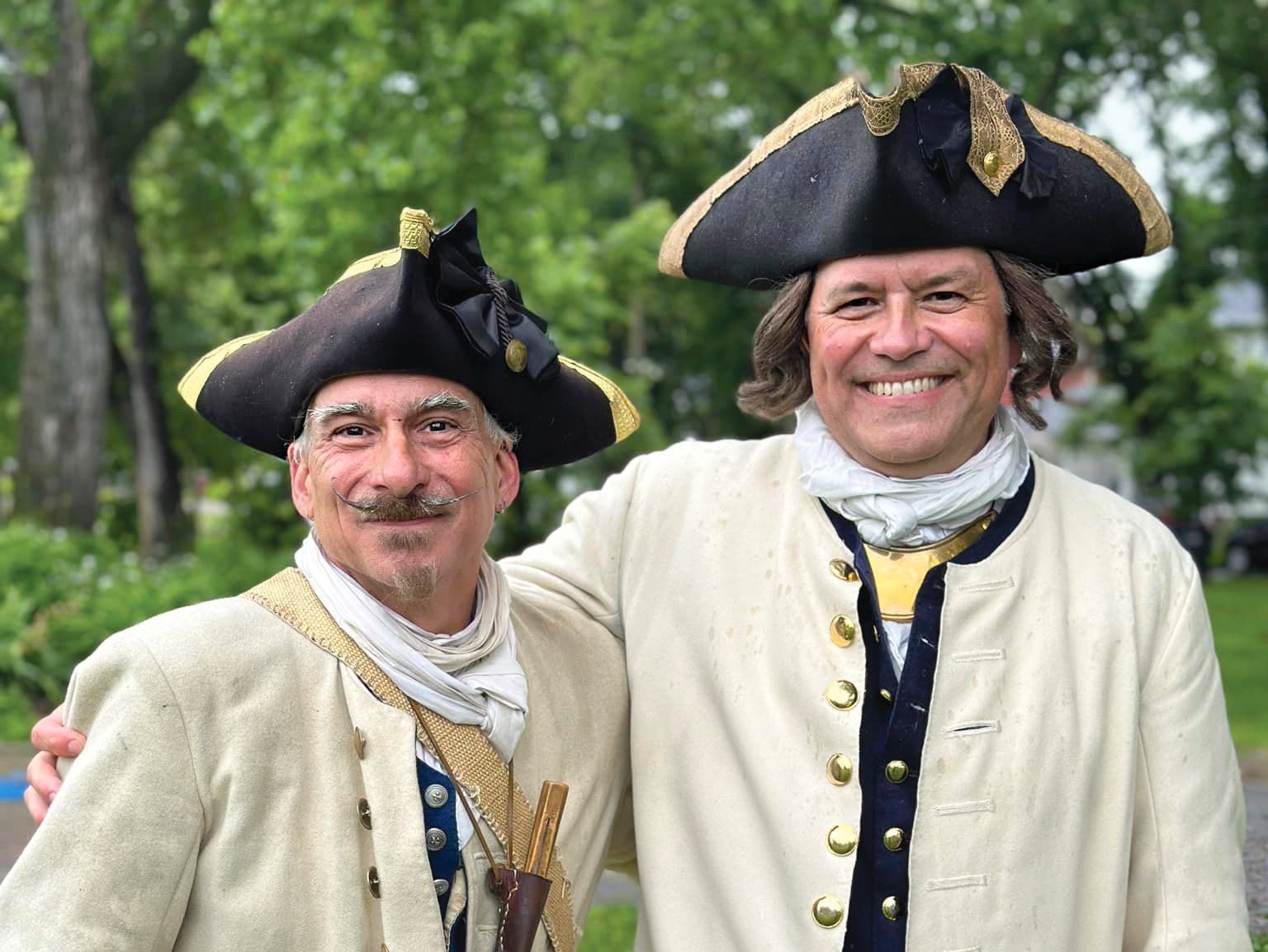 Louis Gagné, alias Sergent LaFosse (à gauche) et Michel Loiselle, alias le Capitaine, lors de la célébration des 30 ans de la Compagnie de La Vérendrye en juillet 2024. (Gracieuseté : Michel Loiselle)
