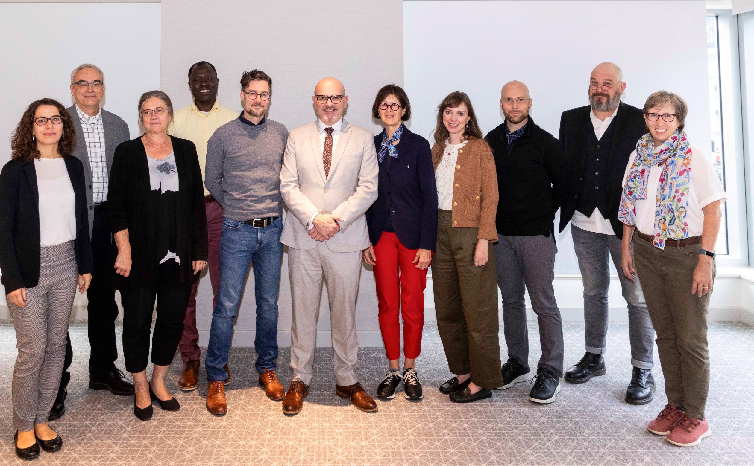 Au centre, Randy Boissonnault, ministre de l’Emploi, du Développement de la main-d’œuvre et des Langues officielles. Il est accompagné du groupe d'experts.