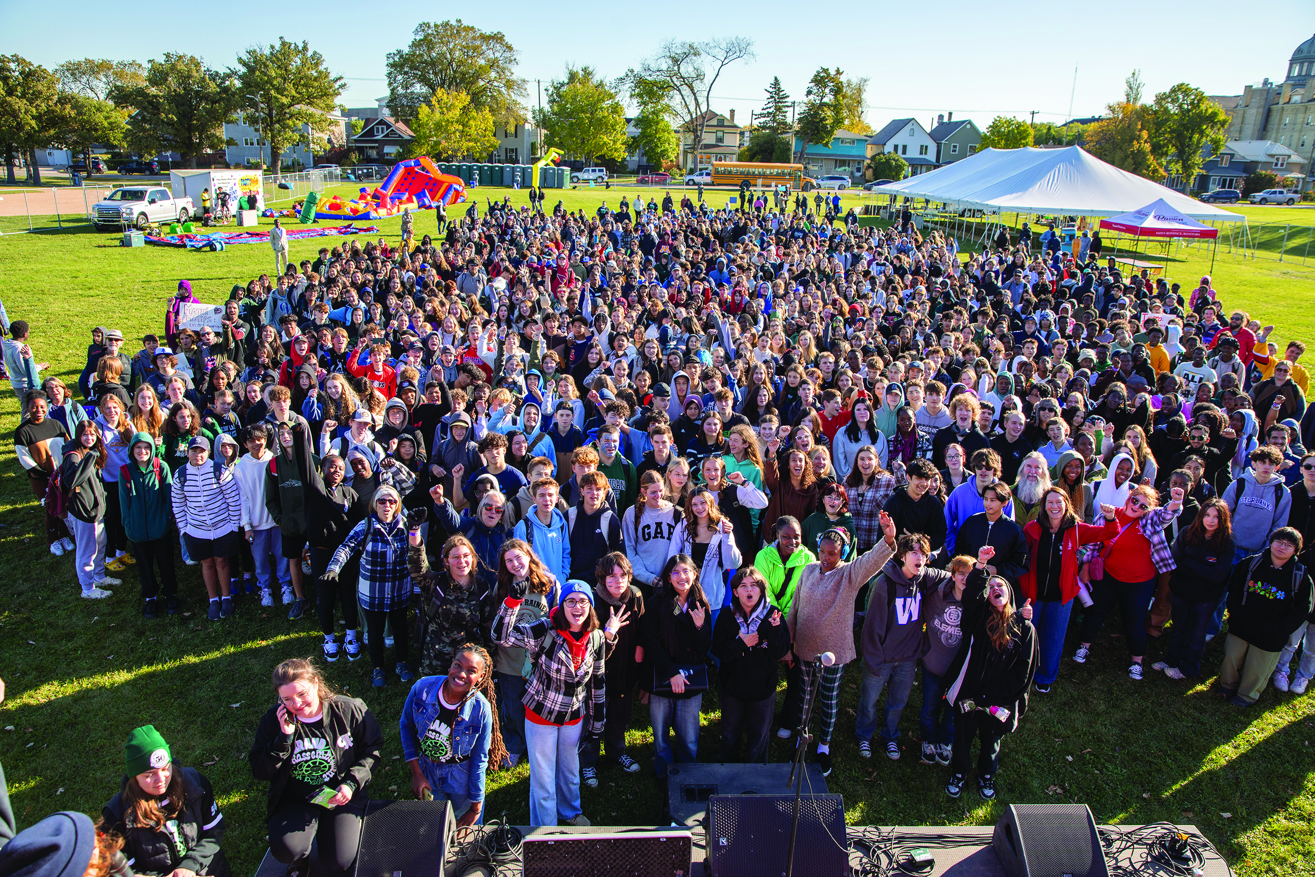 En tout, près de 1 200 élèves provenant de 15 écoles différentes étaient au rendez-vous. Certains arrivaient même de Thompson! Après la photo de groupe, la journée a officiellement commencé.