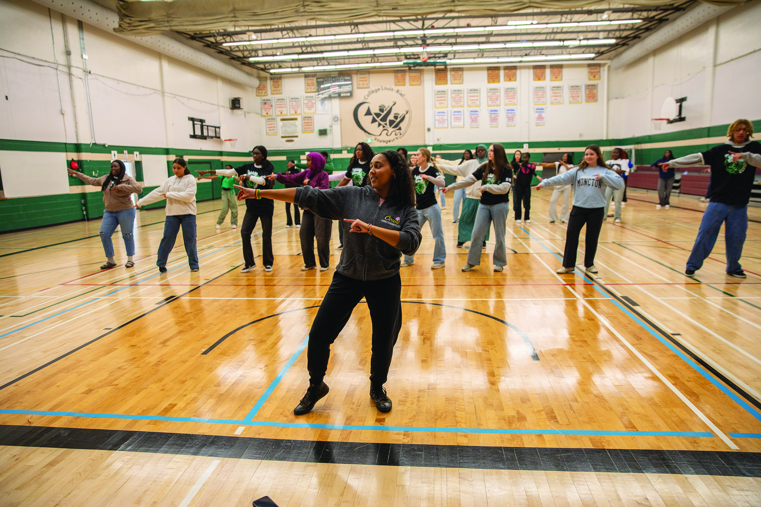 Dans le gymnase du Collège Louis-Riel se tenait un atelier de danse africaine. En tout, les élèves ont eu le choix entre 32 ateliers. Ces derniers se sont tenus un peu partout entre l’Université de Saint-Boniface, le Centre culturel franco-manitobain ou encore les locaux d’Envol 91.
