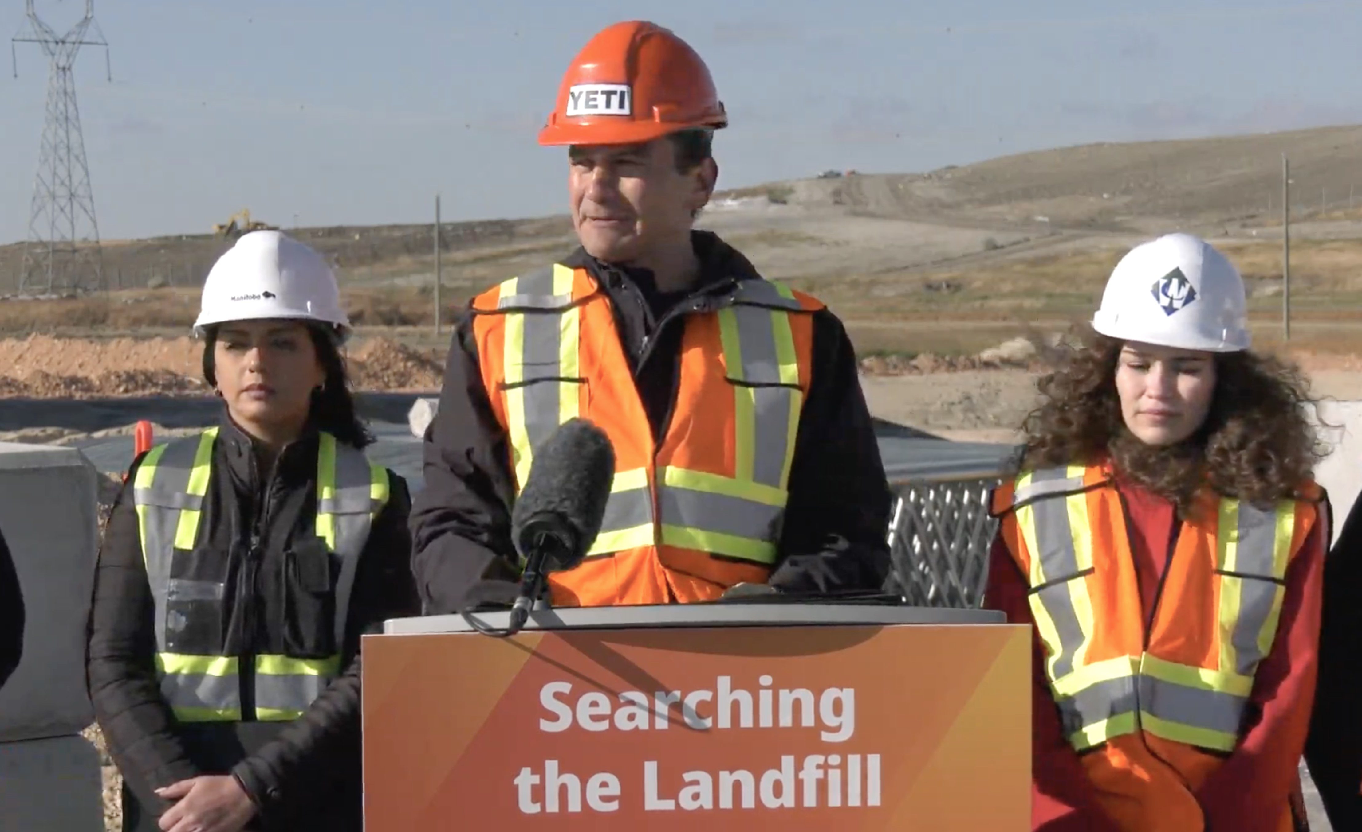 Wab Kinew, premier ministre du Manitoba, et Amna Mackin, la sous-ministre adjointe provinciale qui dirige l'opération visant à retrouver les dépouilles de Morgan Harris et de Marcedes Myran, ont donné une mise à jour sur les recherches. Ils étaient accompagné des familles des victimes.