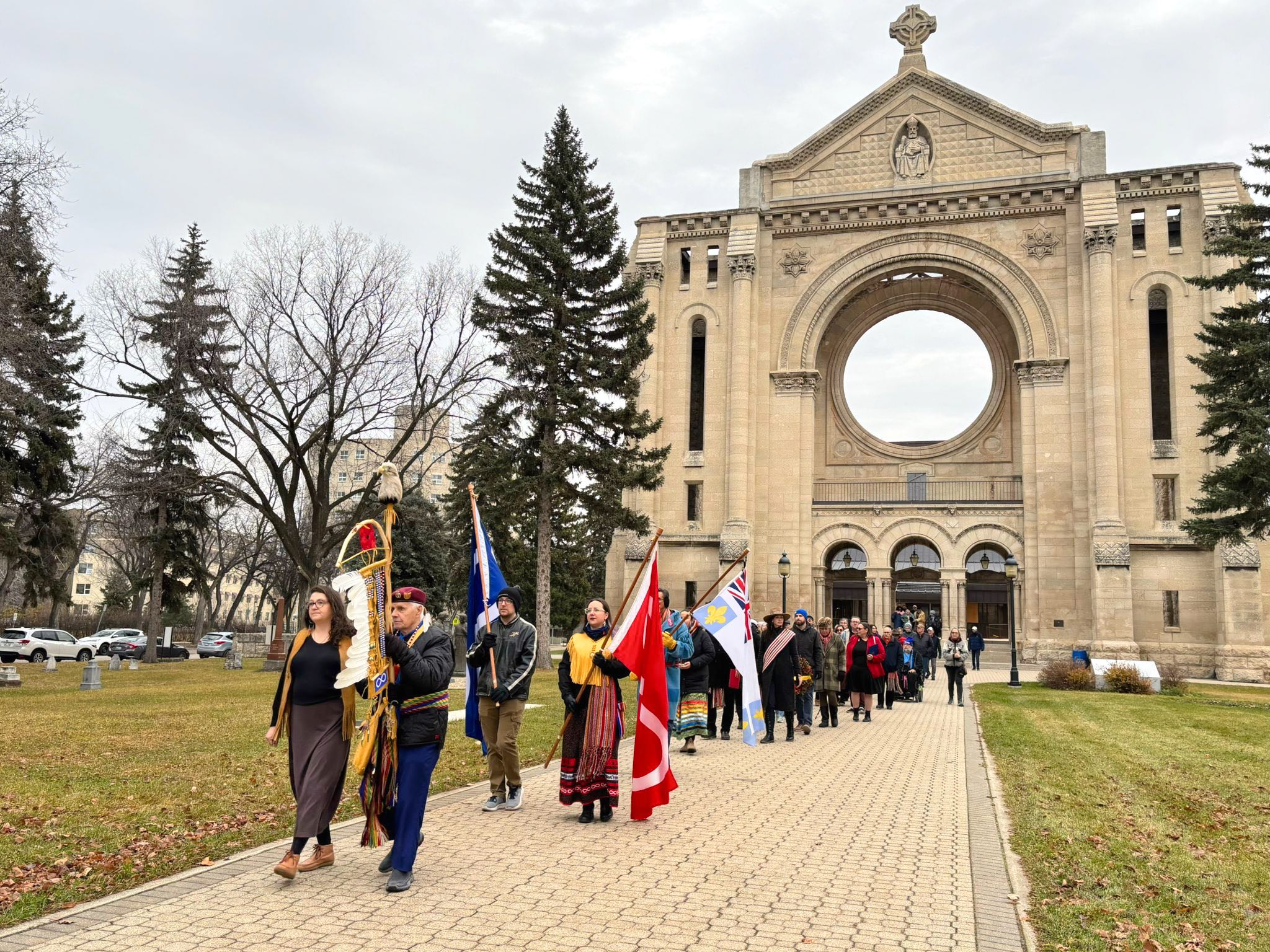 En tête, des membres de l'UNSJM allant vers la tombe de Louis Riel pour la commémoration du 16 novembre. (photo : Fanny Demeusy)