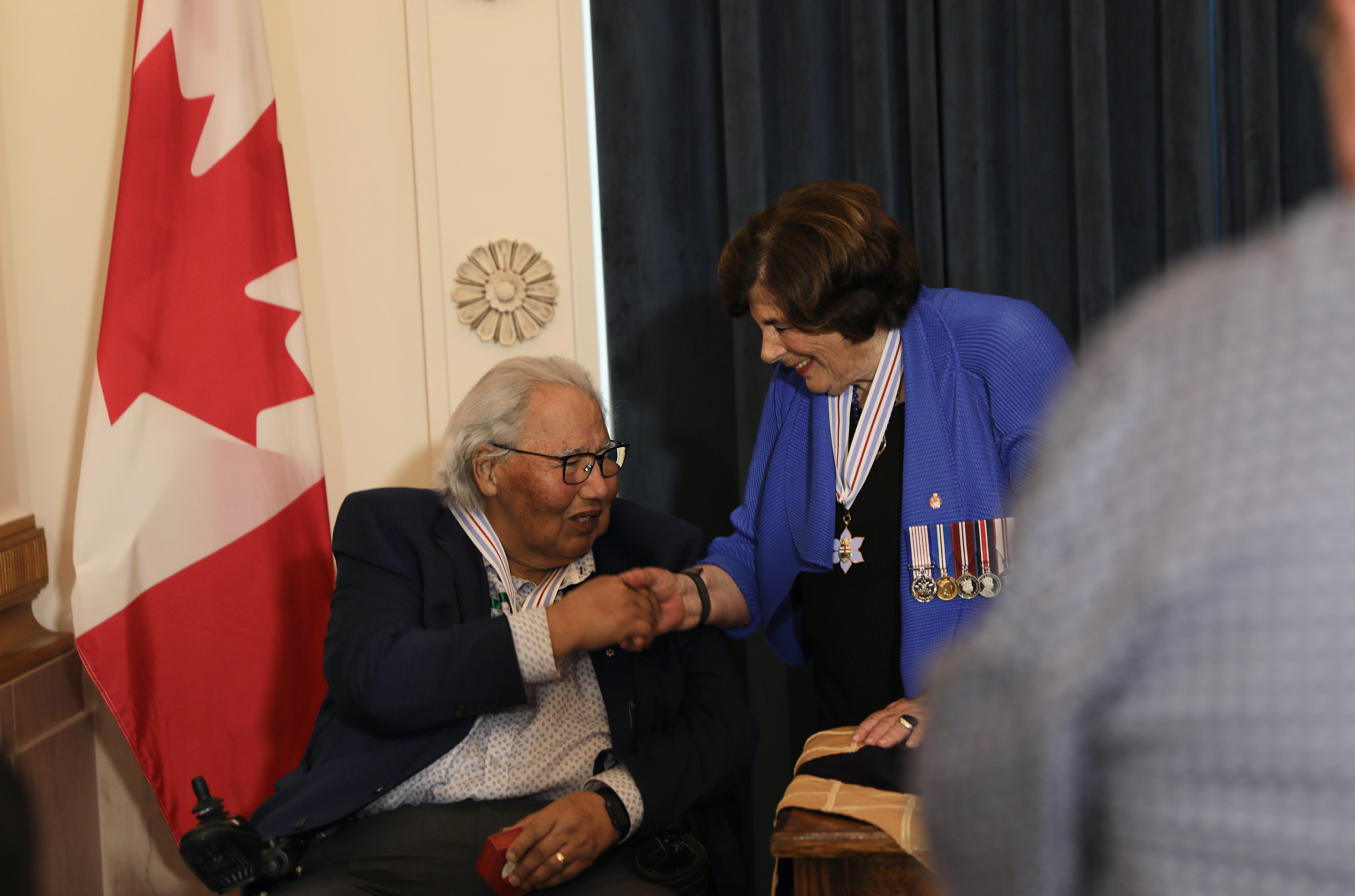 La lieutenante-gouverneure du Manitoba Anita Neville a remis l'Ordre du Manitoba à Murray Sinclair en juillet 2024.