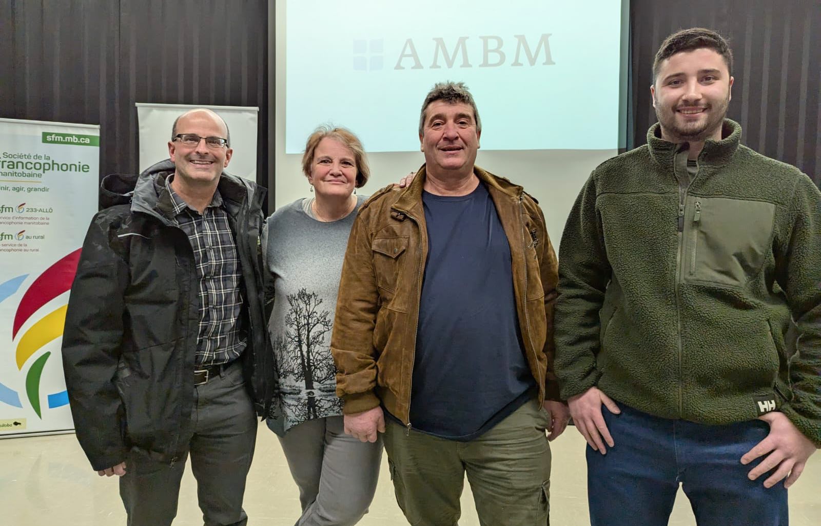 Le conseiller municipal de Ritchot Joel Lemoine avec Pierre-André et Véronique Mivelaz et leur fils Grégoire.