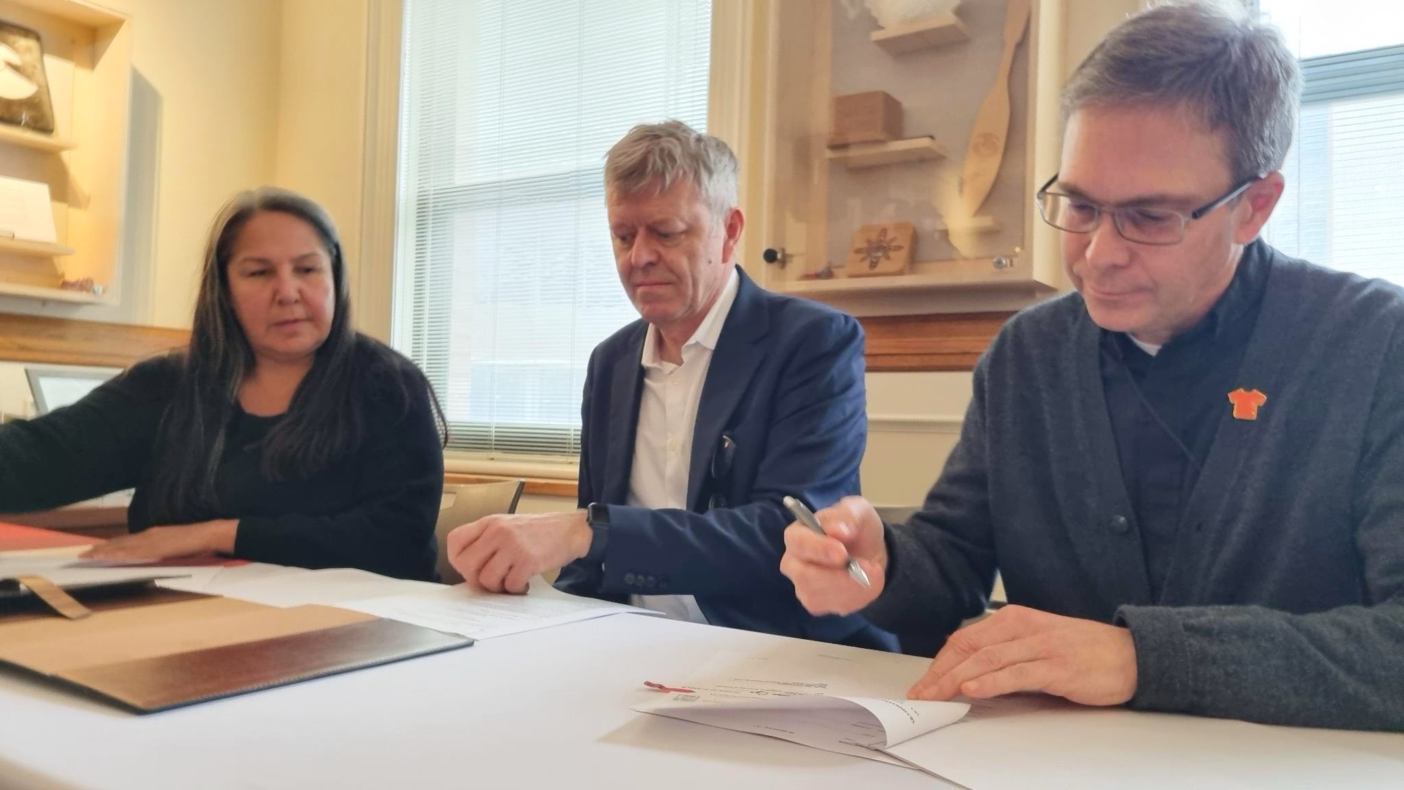 Stephanie Scott, directrice générale du CNVR, Raymond Frogner, directeur des archives au CNVR et le père Ken Thorson, Provincial d’OMI Lacombe Canada ont signé cette nouvelle entente. (photo : Hugo Beaucamp)