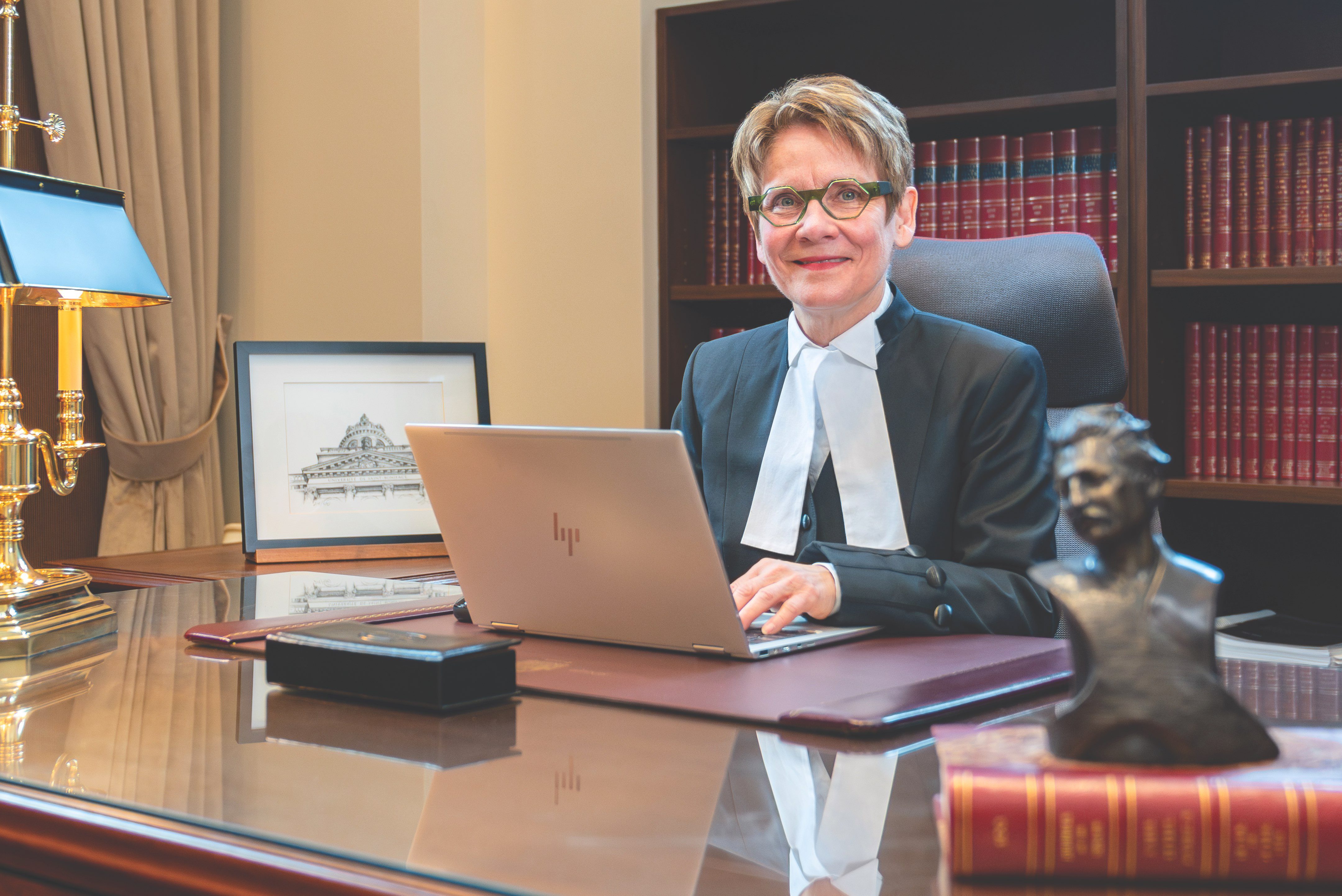 Raymonde Gagné est la 46e présidente du Sénat du Canada, elle est assise à son bureau situé, au 2 rue Rideau, à Ottawa. (photo : Gracieuseté Bureau de la présidente du Sénat)