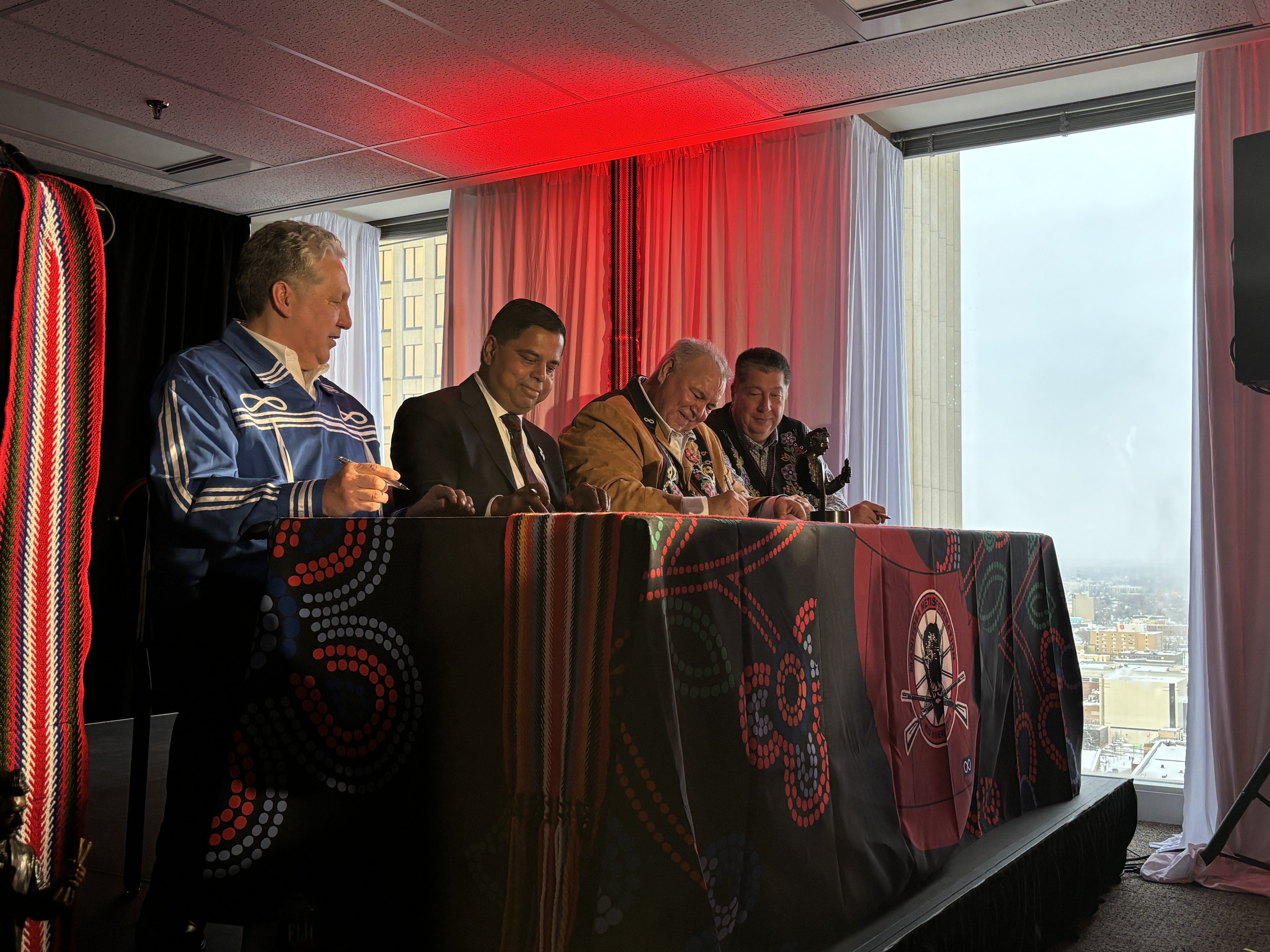 Dan Vandal, ministre des Affaires du Nord, Gary Anandasangaree, le ministre des Relations Couronne-Autochtones et David Chartrand, président de la FMM, et Allan Benoit, chef des négociations de la FMM ont signé un Traité de reconnaissance d'autonomie gouvernementale.
