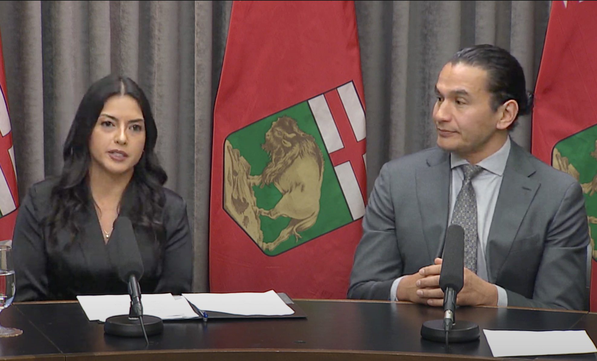 Amna Mackin, sous-ministre adjointe et cheffe de projet pour cette recherche et le premier ministre, Wab Kinew ont fait une mise à jour sur la fouille du dépotoir de Prairie Green. (photo : capture d'écran - gouvernement du Manitoba)