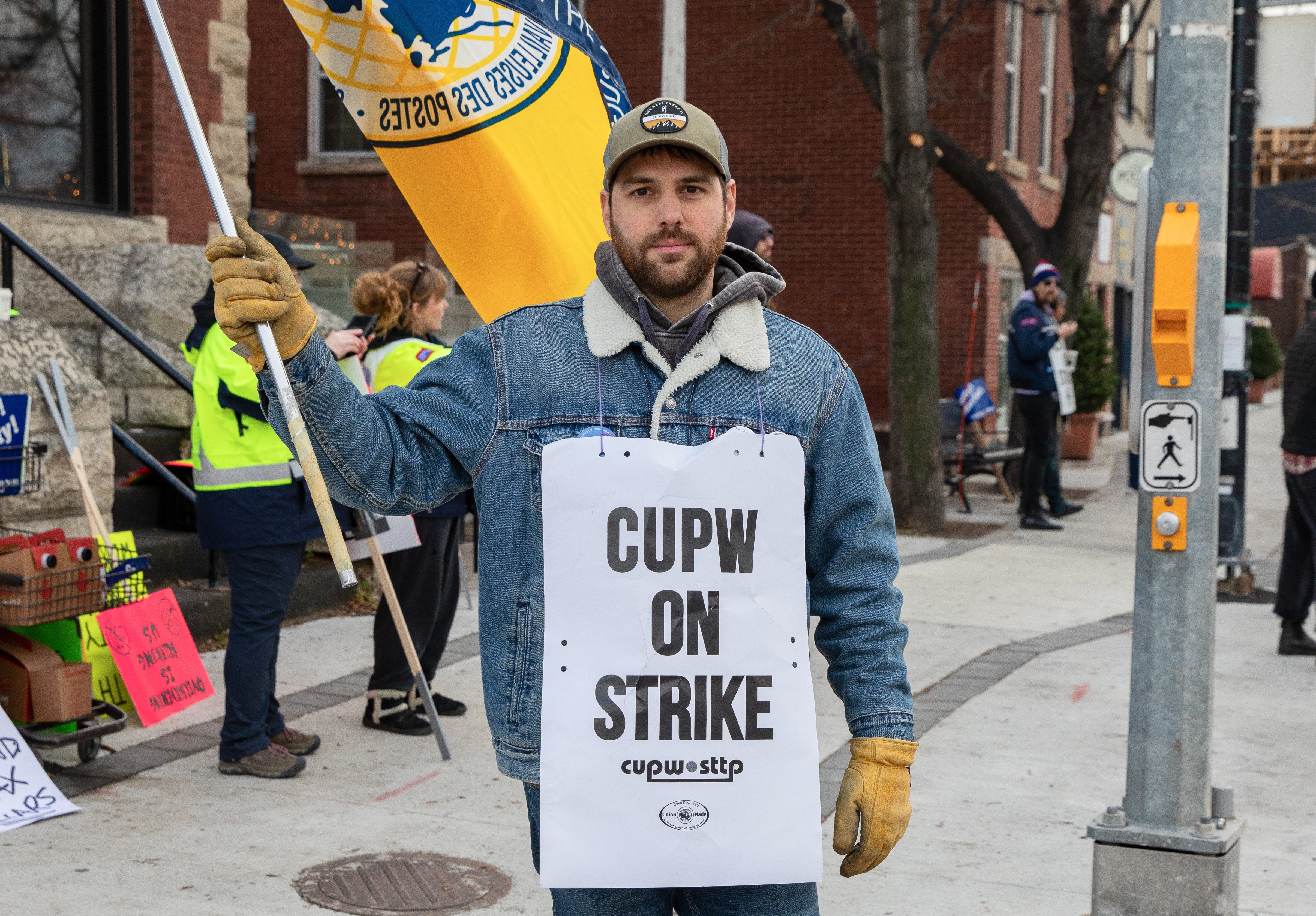 Eric Toupin, représentant syndical pour les Prairies du Syndicat des travailleurs et travailleuses des postes, est présent sur les lignes de piquetage depuis plusieurs semaines.