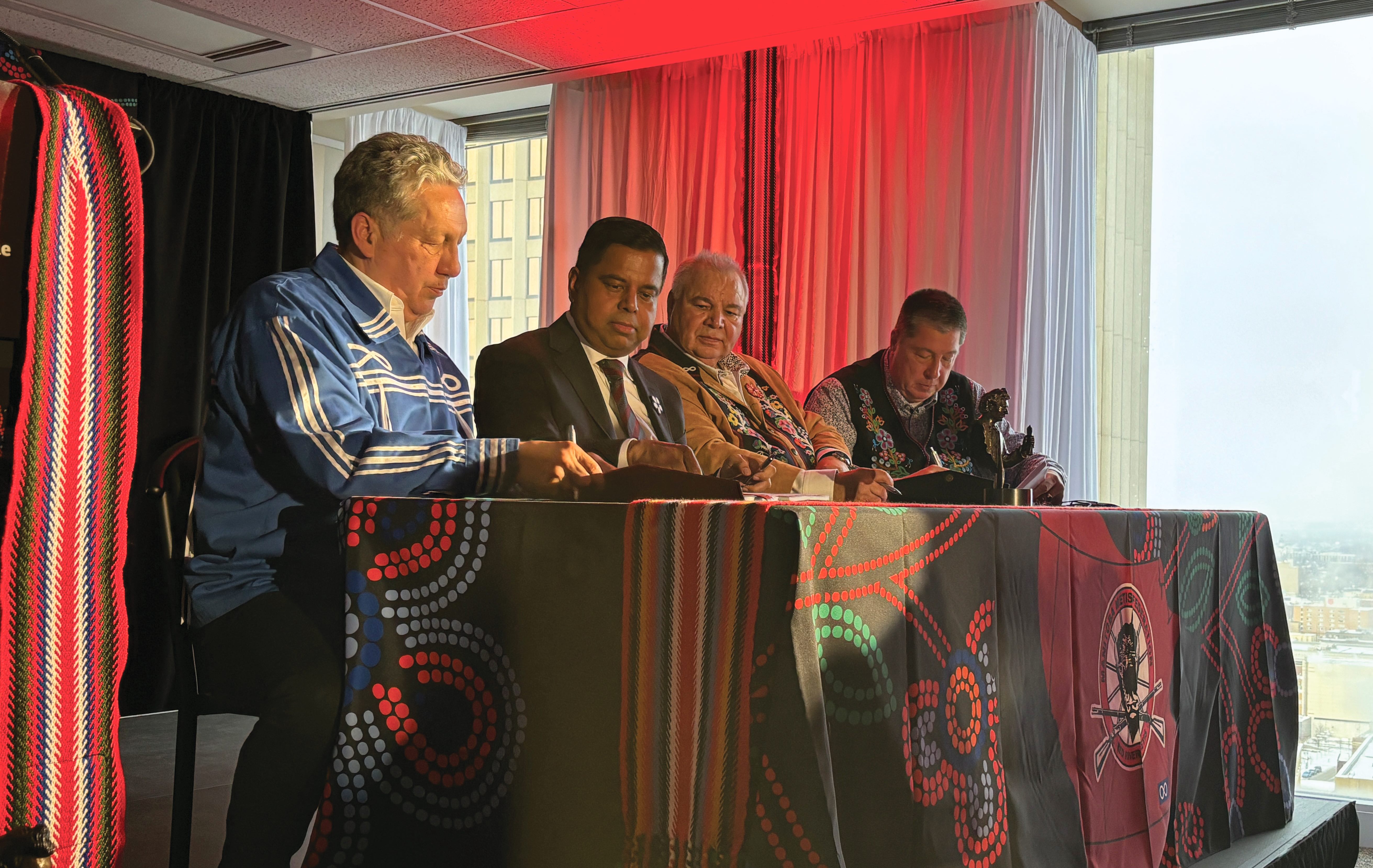 Dan Vandal, ministre des Affaires du Nord, Gary Anandasangaree, le ministre des Relations Couronne-Autochtones et David Chartrand, président de la FMM, et Allan Benoit, chef des négociations de la FMM ont signé un Traité de reconnaissance d’autonomie gouvernementale.