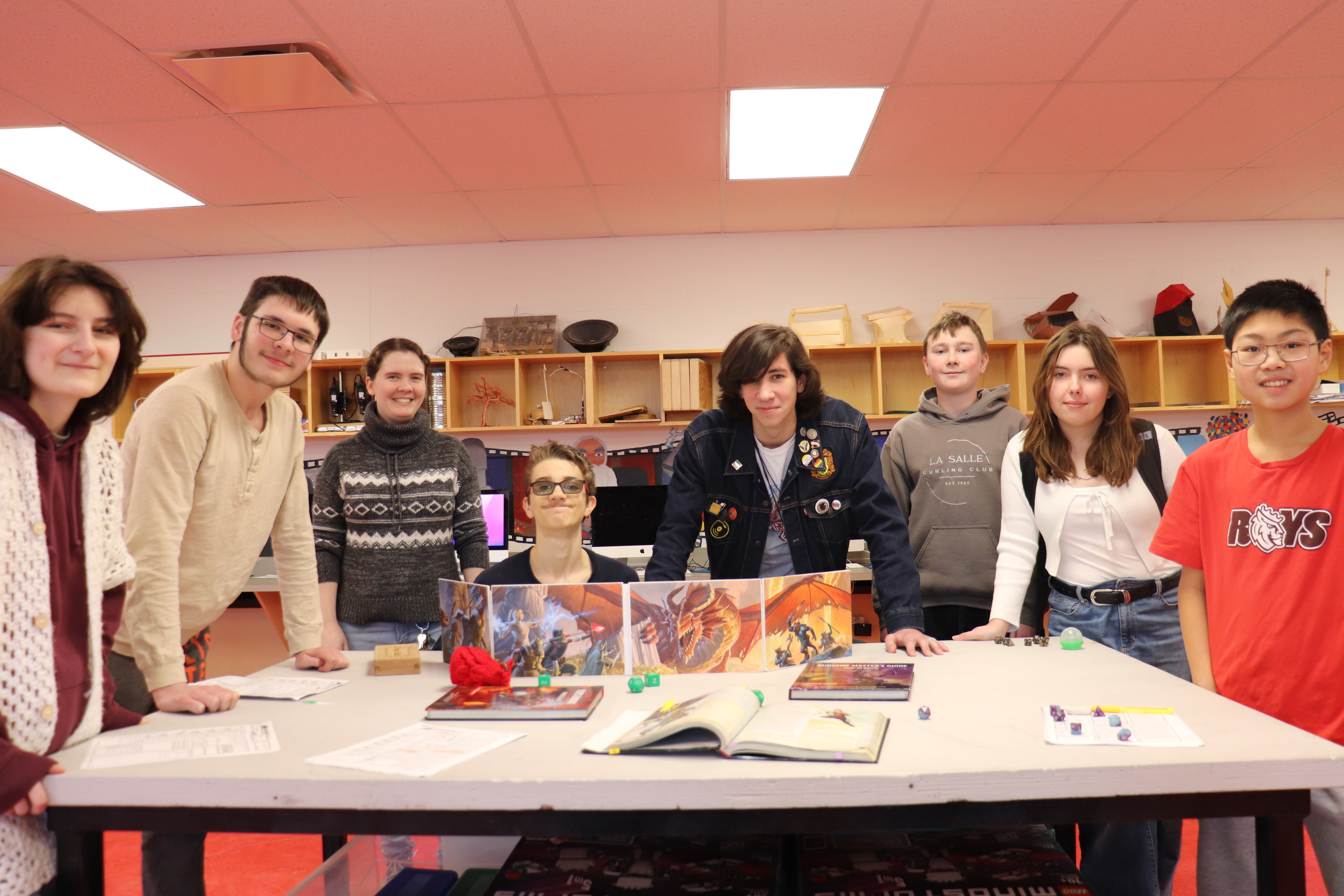 Juel Woitowicz pose avec les éléves du club D&D