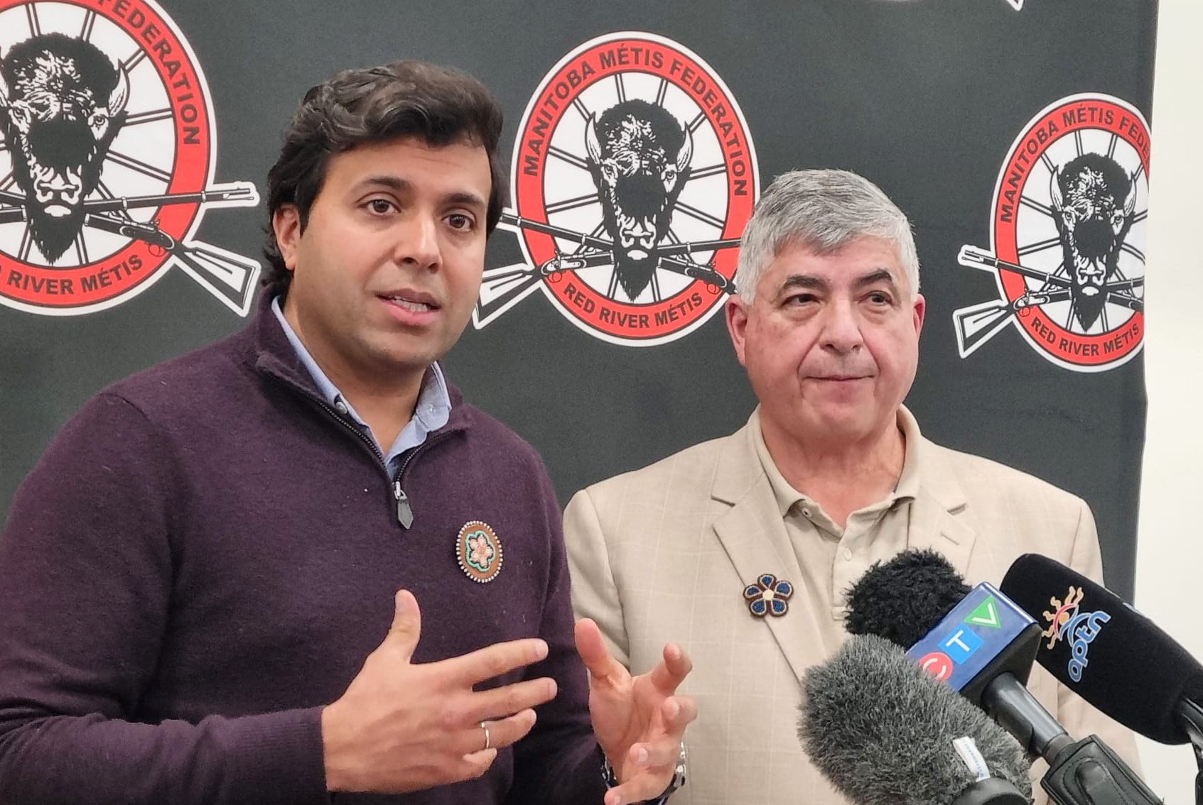 Taleeb Noormohamed, secrétaire parlementaire de la ministre du Patrimoine canadien et Andrew Carrier, ministre responsable des services en français et de la protection du michif pour la MMF.