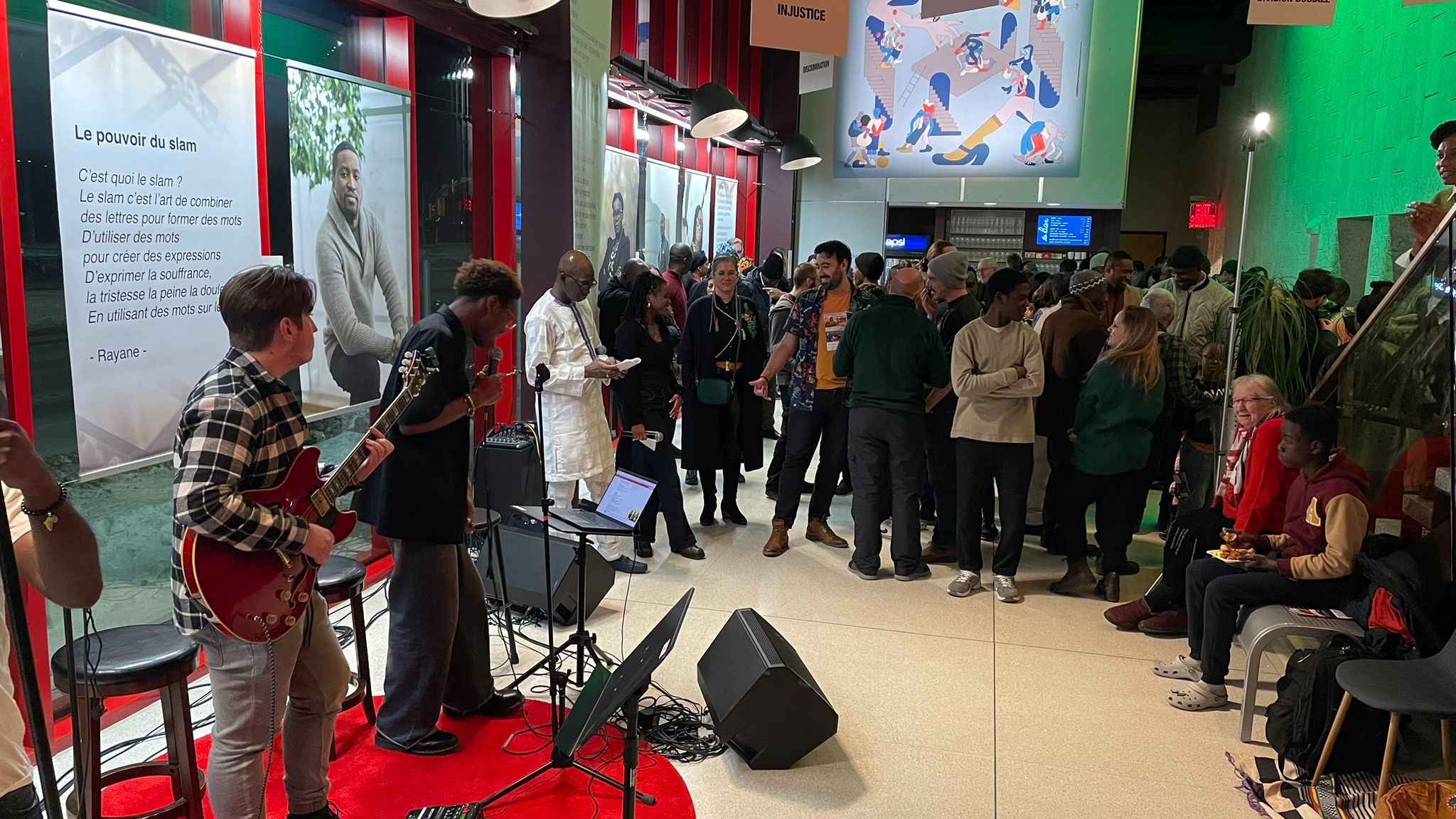 Plus d'une centaine de personnes étaient au TCM pour le vernissage de l'exposition Noir et fier.