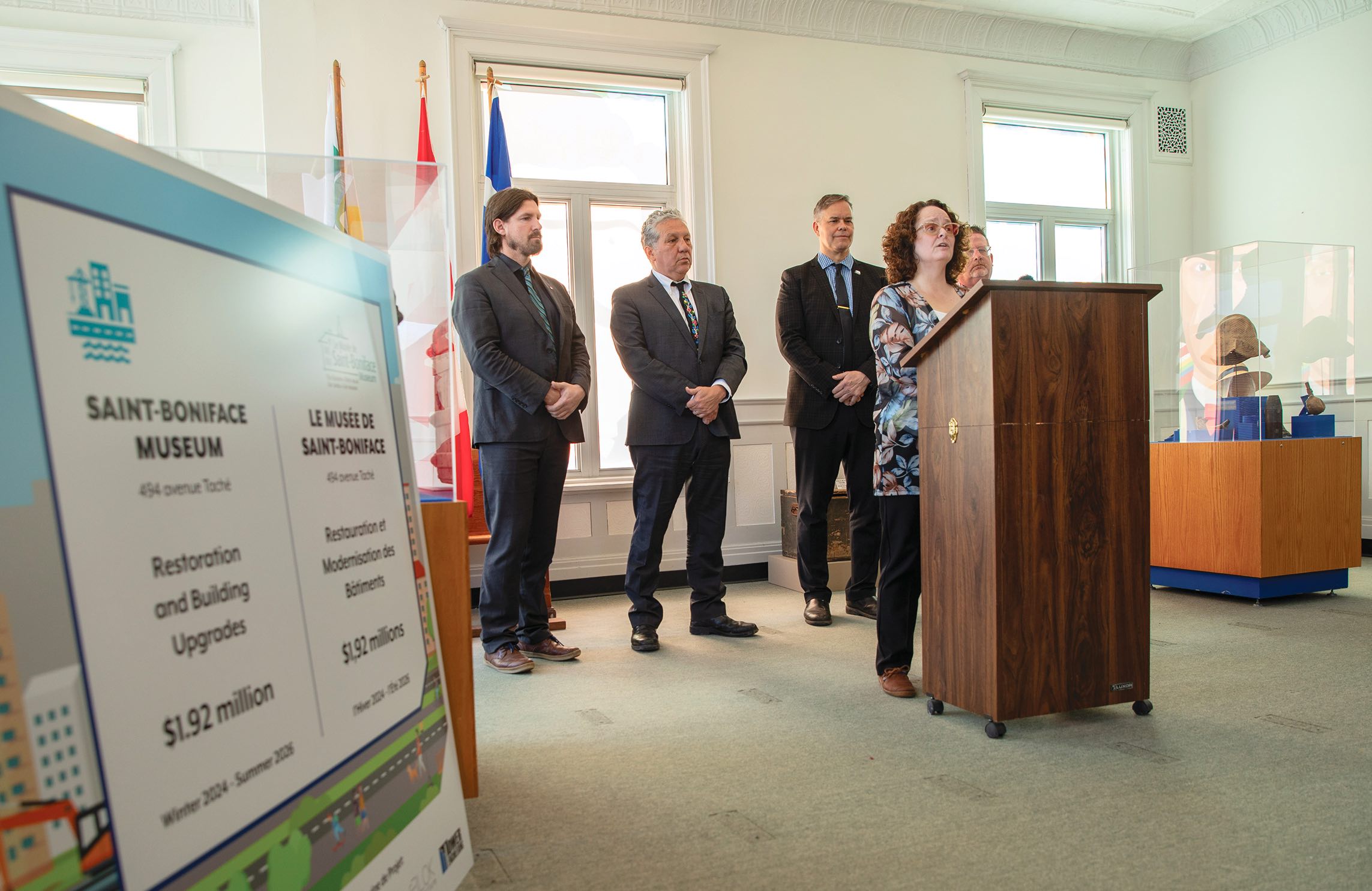 Cindy Desrochers, directrice générale du musée, Matt Allard, conseil municipal de Saint-Boniface, Dan Vandal, député fédéral de Saint-Boniface–Saint-Vital, Robert Loiselle, député provincial de Saint-Boniface et Serge Balcaen, président du conseil d'administration du Musée de Saint-Boniface.