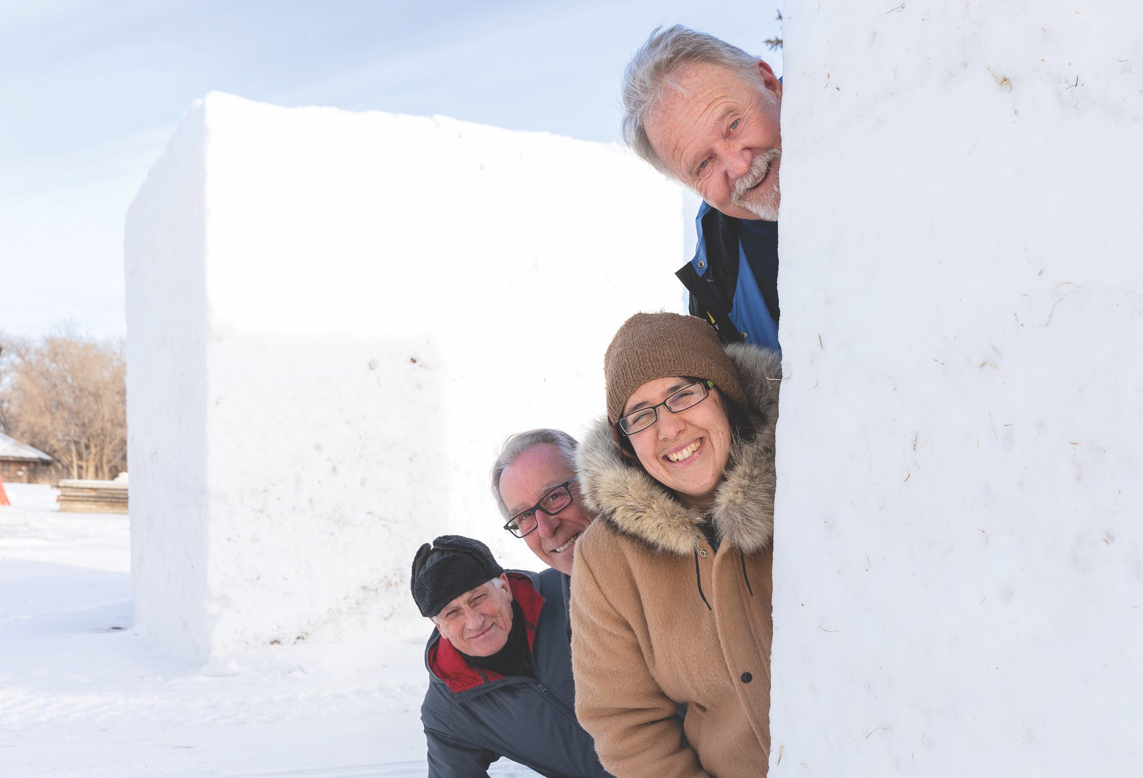 Christel Lanthier, accompagnée de trois sculpteurs de neige professionnels francomanitobains toujours impliqués dans l’art hivernal au Festival du Voyageur, (de gauche à droite) Jacques Boulet, David MacNair et Gary Tessier.