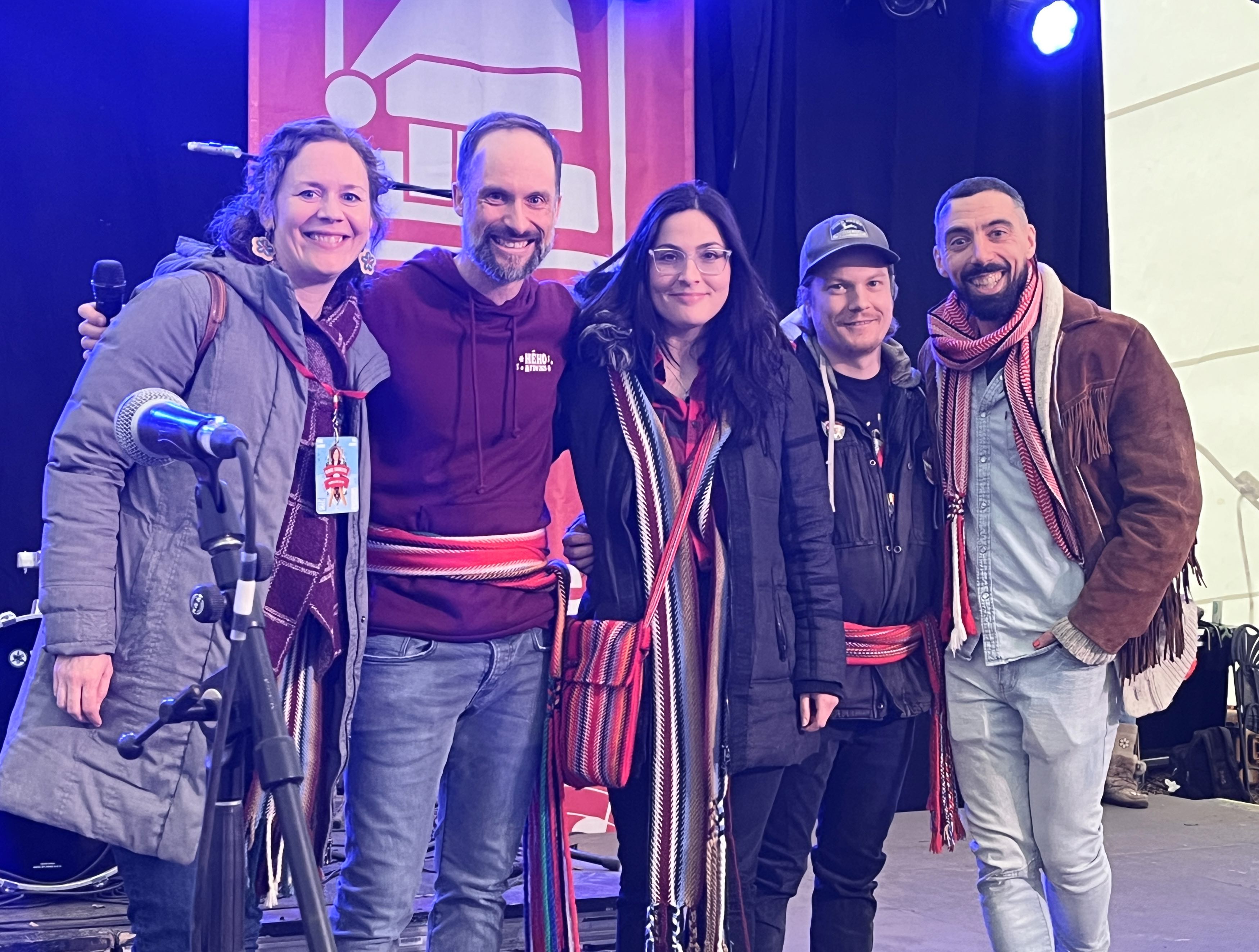 Quelques membres du conseil d’administration étaient présents à la cérémonie de clôture du 56e Festival du Voyageur le 23 février. De gauche à droite : Renée Saurette, Yannick Fréchette (président), Gabrielle Lisi, Bradley Légaré et Eric Plamondon (président sortant). Absents de la photo : la vice-présidente Rebecca Blaikie, la trésorière Sylvie Trudeau, et les conseillers.ères Martin Gautron, Catherine Biaya, Beydi Traoré et Fred Presber.