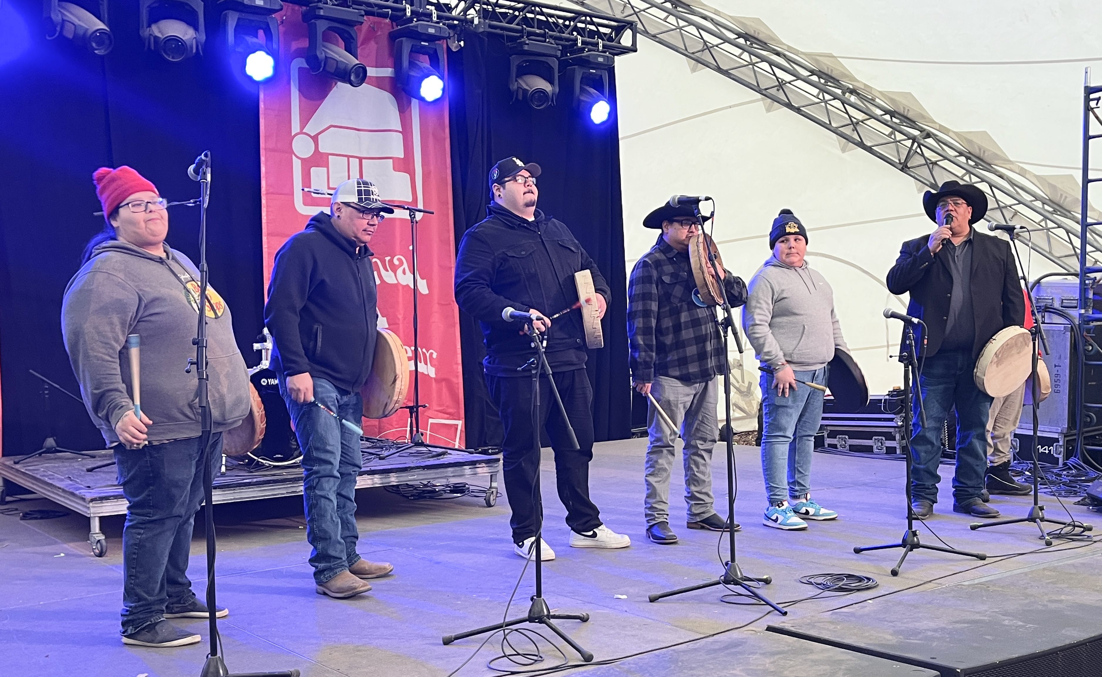 Pendant la cérémonie de clôture de l’édition 20205 du Festival du Voyageur, le 23 février, les Spirit Sands Singers ont mené les festivaliers dans une danse de l’amitié au rythme de leurs tambours. Un moment de partage émouvant pour clore les festivités.