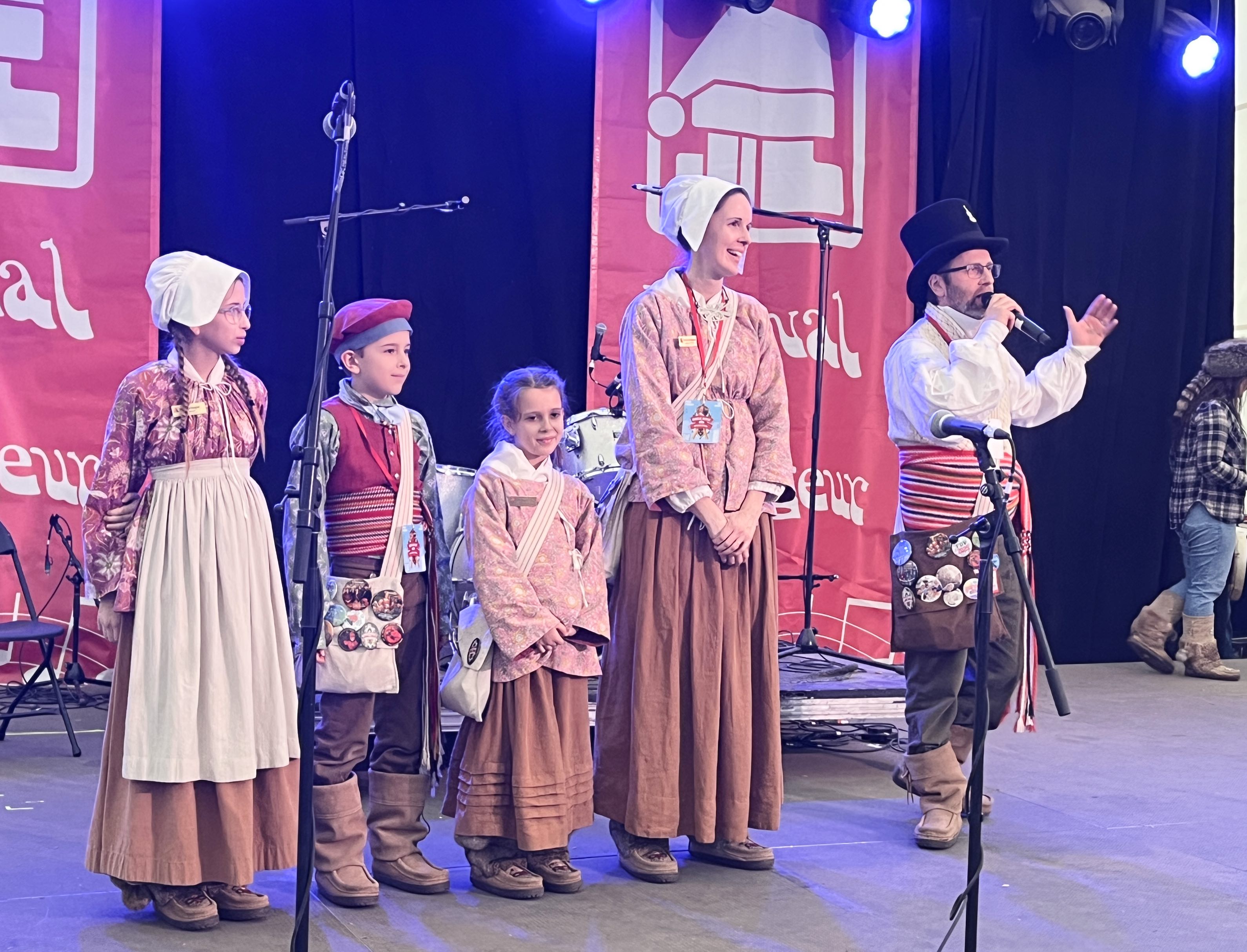 Pour la famille Hutlet, ce dernier jour du 56e Festival du Voyageur était doublement important : c’était non seulement leur dernier jour au Festival en tant que famille officielle, mais aussi le 7e anniversaire de leur plus jeune fille, Mia! De gauche à droite sur la photo : Élise, Rémi, Mia, Danièle et Phil Hutlet. Absente : l’aînée de la famille, Danika Hutlet, qui participait au Concours de violon au Relais du Voyageur.
