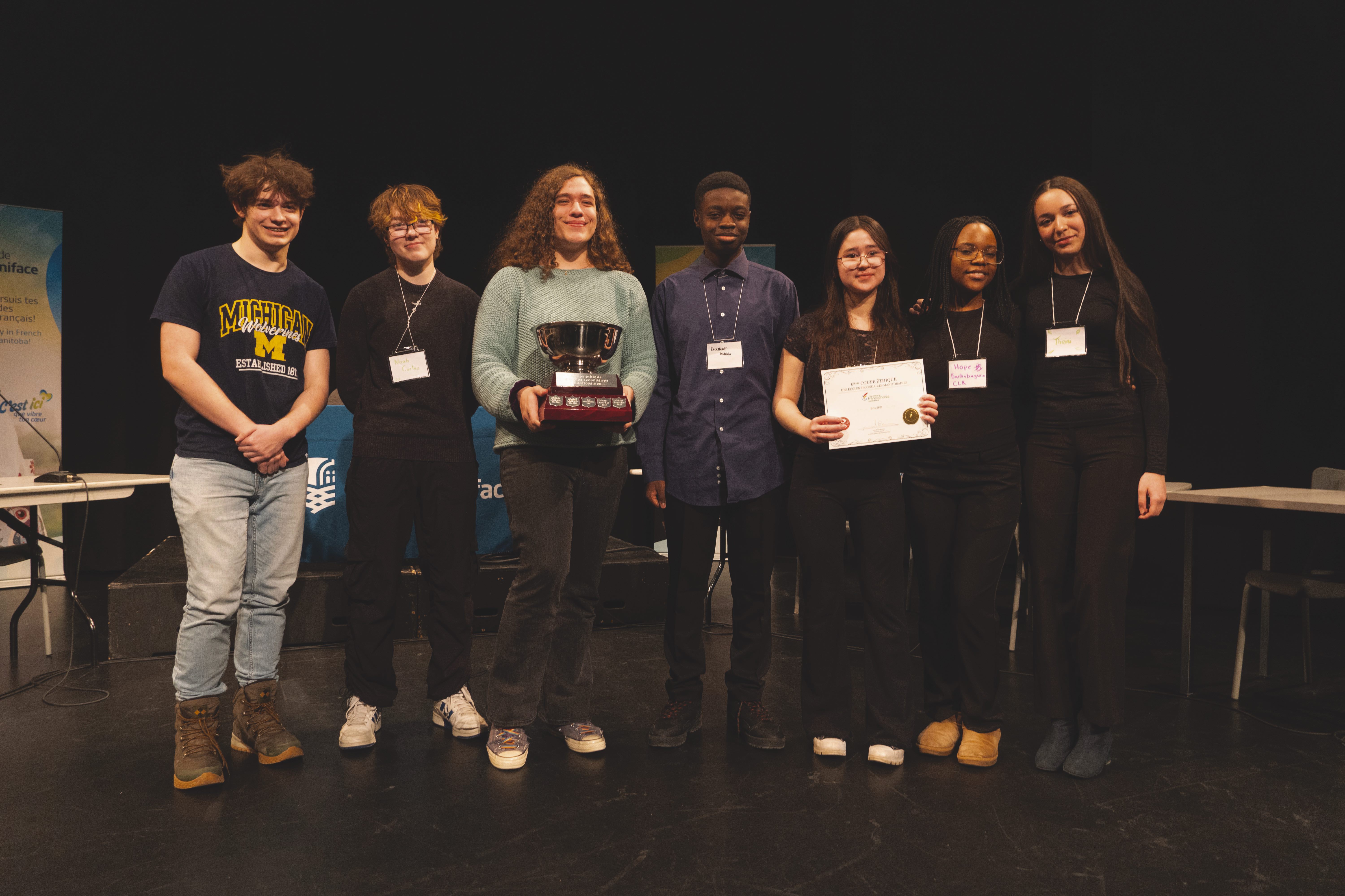 L’équipe gagnante du Collège Louis-Riel à la Coupe éthique. De gauche à droite : Noah Curtaz, Holly Nielsen, Excellent Kokolo, Amy Dikkema, Hope Barhabagwa, Thiziri Belhouli.