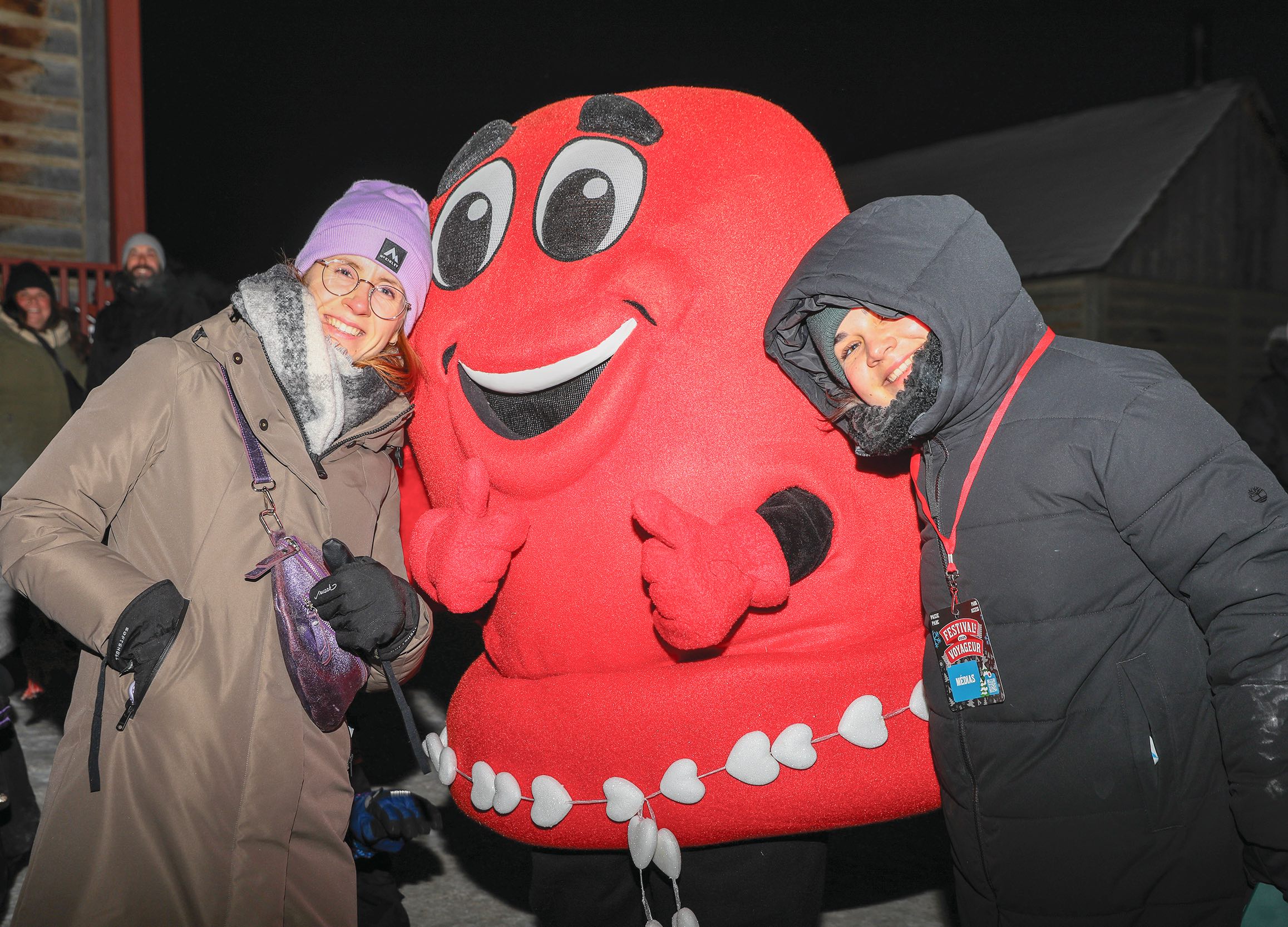 Lucille Dourlens et Marie Wielgocki avec Léo la Tuque, la mascotte du Festival du Voyageur.