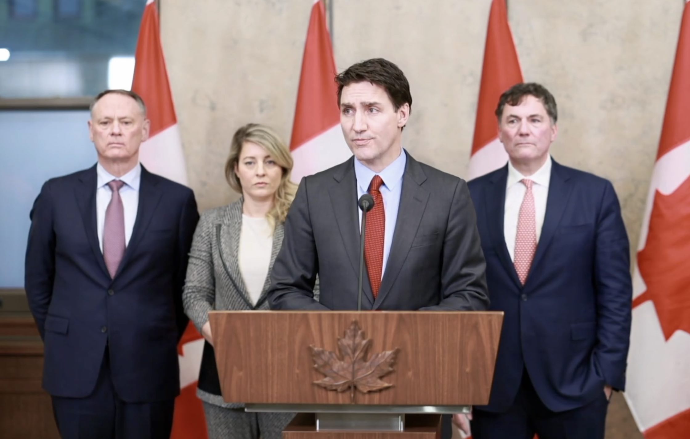 Justin Trudeau a lancé la riposte canadienne. Il était accompagné des ministres David McGuinty, Mélanie Joly et Dominic LeBlanc.