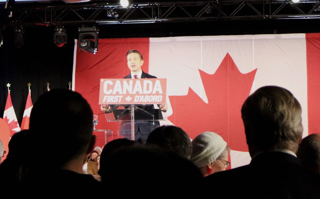 Pierre Poilievre s’est exprimé lors d’un rassemblement conservateur qui a attiré près de 1000 personnes au Centre Rogers, à Ottawa, le 15 février, Jour national du drapeau canadien.