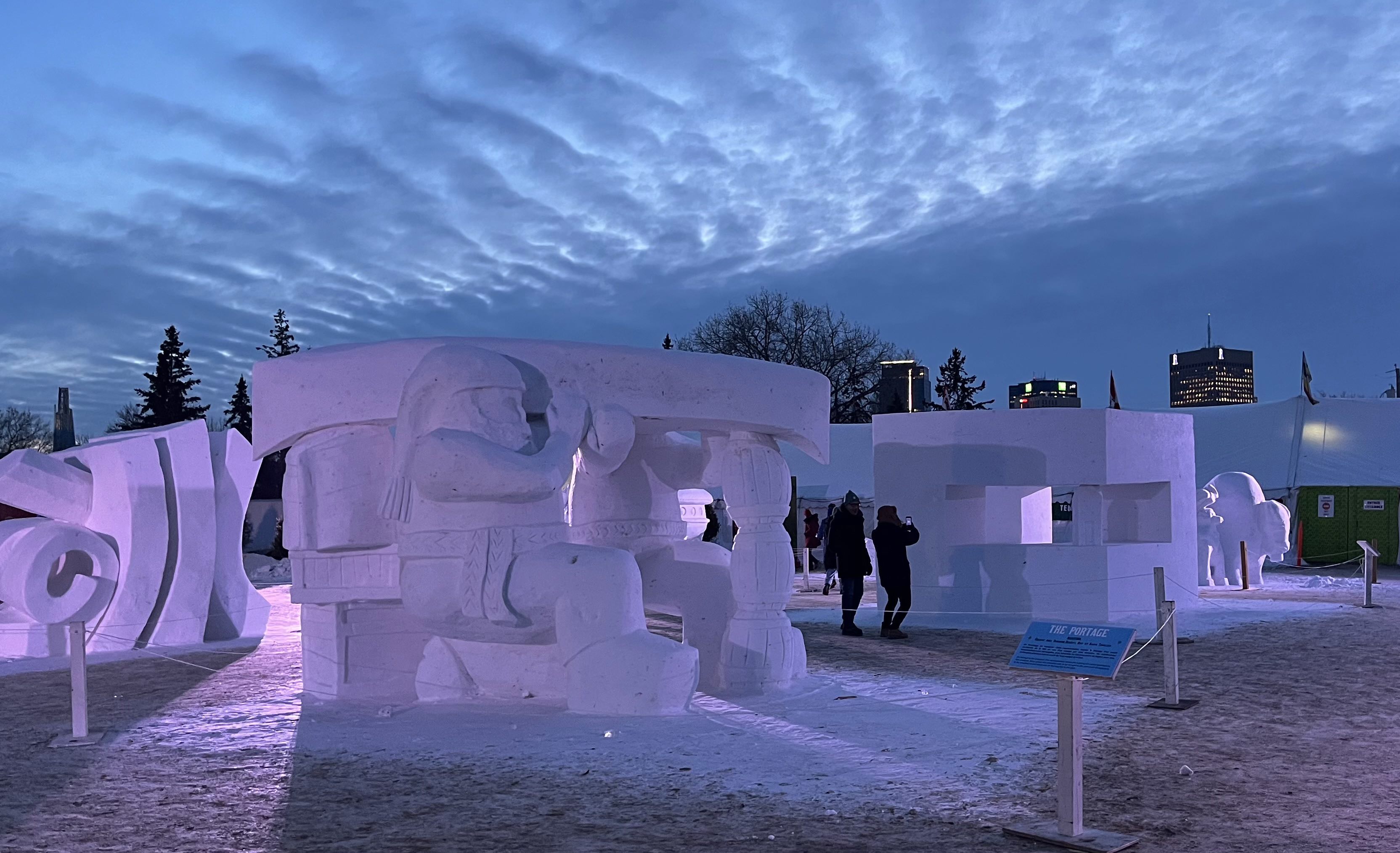 Les sculptures de neige, toujours prêtes à accueillir les festivaliers.