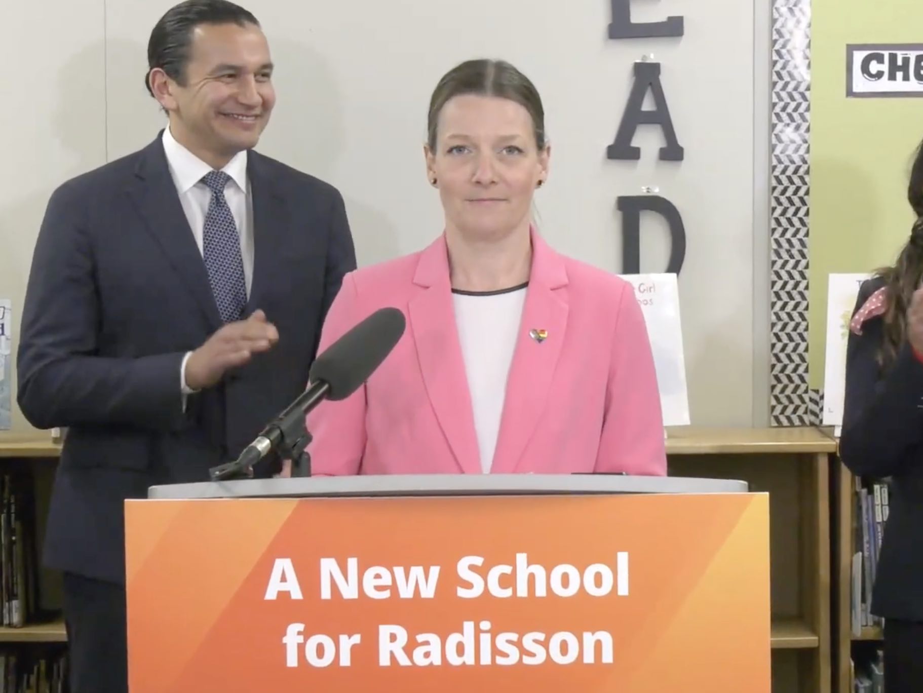 La ministre de l’Éducation et de l’Apprentissage de la petite enfance, Tracy Schmidt était notamment accompagnée du premier ministre Wab Kinew.
