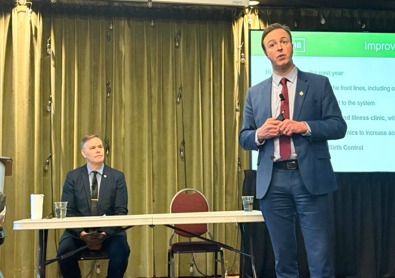 Le député de Saint-Boniface Robert Loiselle et le ministre des Finances, Adrien Sala ont tenu une consultation publique à propos du Budget 2025.